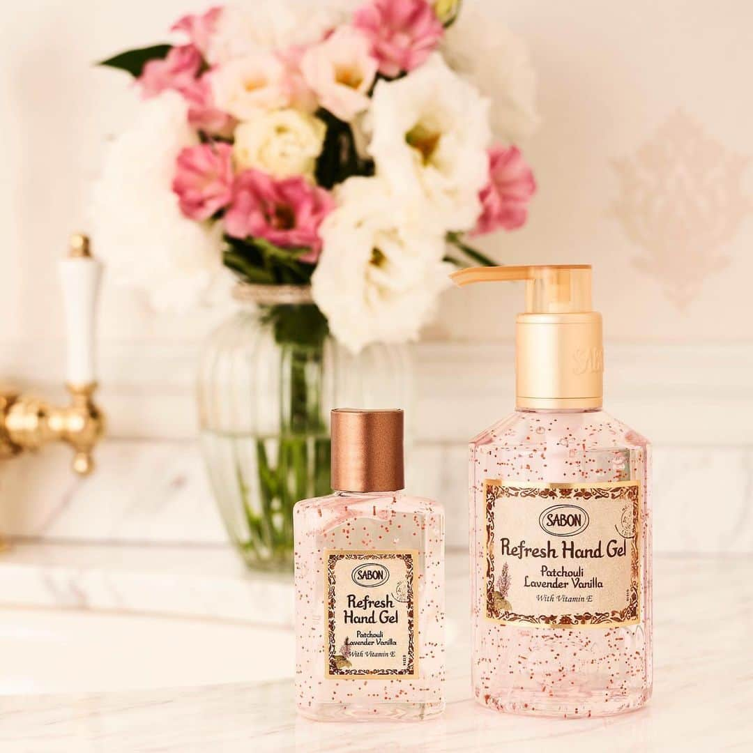 SABON Japanさんのインスタグラム写真 - (SABON JapanInstagram)「【待望のレギュラー新登場！指先から優雅に香る「リフレッシュ ハンドジェル」】﻿ いつでもどこでも水なしで手肌をリフレッシュしながら、さらっとした潤いを保つ「リフレッシュ ハンドジェル」が7/23(木)よりレギュラー新登場します。(ルミネ有楽町店・ルミネ新宿店のみ、7/16(木)より先行発売《1日各50点限定》)﻿ ﻿ 植物由来のナチュラルなアルコール*を配合した、リンスフリージェルタイプで、手にさっと伸ばすだけでリフレッシュし、べたつかずさらっとした仕上がりに。﻿ とろけるようになじむ柔らかなジュレの中に、目にも楽しいビタミンビーズが。﻿ ビタミンE誘導体を内包したカプセルが伸ばすたびに弾けて肌になじみ手指を潤いで守ります。﻿ SABONを代表する、パチュリ・ラベンダー・バニラの甘く柔らかな香りに包まれ、外出先や帰宅時も優雅な気分に。﻿ ﻿ ご自宅での手肌ケア用として200mL、携帯に便利な80mLの2サイズ展開。﻿ ちょっとしたプチギフトにもおすすめです。﻿ *トウモロコシ由来　変性アルコール﻿ ﻿ 【販売開始日】﻿ ・全国直営店：7/23(木)～﻿ ・ルミネ有楽町店、ルミネ新宿店：7/16(木)より先行発売《1日各50点限定》﻿ ・オンラインストア：7/20(月)～先行予約開始﻿ ﻿ 【販売商品詳細】﻿ ご購入は一回のお会計でお一人様各１点(合計２点)までとさせていただきます。ご了承ください。﻿ ﻿ 【販売商品】﻿ ・リフレッシュ ハンドジェル パチュリ・ラベンダー・バニラ﻿ 80mL　¥1,540(税込)﻿ ・リフレッシュ ハンドジェル パチュリ・ラベンダー・バニラ﻿ 200mL　¥2,640(税込)﻿ ﻿ ＜＜ルミネ有楽町店・ルミネ新宿店の先行発売について＞＞﻿ ○1日各50点(合計100点)の数量限定販売です。﻿ 限定数に達し次第、当日分の受付は終了となります。予約販売は承れません。﻿ ○7/16(木)～7/22(水)の期間中は、開店前に先着順で整理券を配布いたします。﻿ 整理券は当日営業時間内まで有効とし、それ以降はキャンセルとなります。﻿ ※配布場所・・・有楽町店：店舗前　　新宿店：JR東南口側のミスターワッフル様横﻿ 安全管理の観点より、状況に応じ配布開始時間を調整いたします。﻿ 数に限りがあるため、ご購入いただけない場合もございますのでご了承ください。﻿ ﻿ 詳細はプロフィール欄のハイライト「ハンドジェル」をご覧ください。﻿ ﻿ ﻿ #sabon#handgel#サボン#ハンドジェル#リフレッシュジェル#パチュリラベンダーバニラ#SABONの香り#サボンの香り#ハンドケア#バッグの中身#持ち運びコスメ#置きコスメ#保湿ケア#保湿#ビタミンE誘導体#ルミネ先行販売#ルミネ有楽町#ルミネ新宿#手肌ケア#優雅な香り#バニラの香り#ヴィーガンコスメ#ビーガンコスメ#動物由来原料不使用」7月13日 20時35分 - sabon_japan