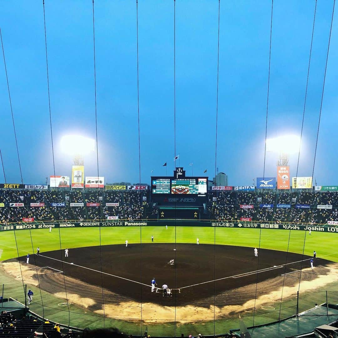 のインスタグラム：「明日も読売テレビで阪神戦を中継いたします！  雨も大丈夫そうだし、いい試合になりますように！ 実況本野アナ 解説岡田彰布さん、赤星憲広さん 平松は副音声中継とヒーローインタビューを担当いたします。 そして副音声には特別ゲストでトクサンTVのトクサンとアニキが！！！  草野球経験者や野球少年に向けたトクサンとアニキの話を聞けるのが楽しみ＼(^o^)／ 夜7時から放送です。  #阪神タイガース #トクサンTV #写真はこの前の試合 #予報では #雨は大丈夫なはず！ #いい試合になりますように！」