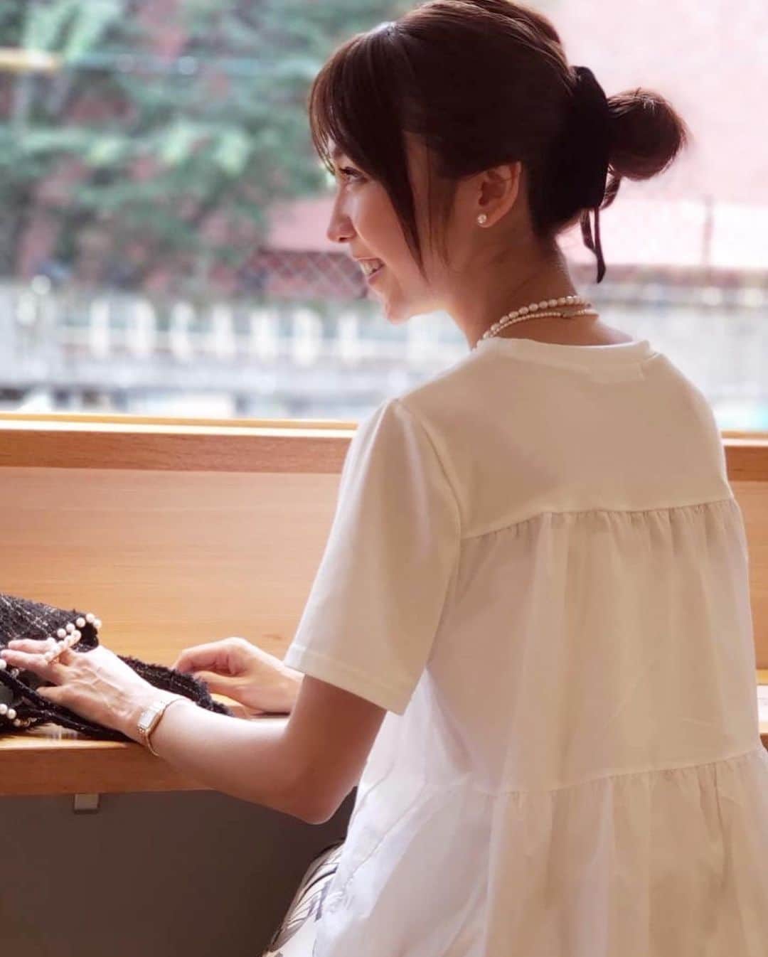 木本泉さんのインスタグラム写真 - (木本泉Instagram)「-﻿ 今日のアクセサリーはパールで統一⚪️﻿ ﻿ Tuck T shirtは本日23時までの受付です🤳﻿ ﻿ ロングスカートに合わせていただいても、フロント丈が短いのでinしていただくとバランス良く着ていただけます⭕️﻿ ﻿ @fleuraccesories」7月13日 20時29分 - izumikimoto