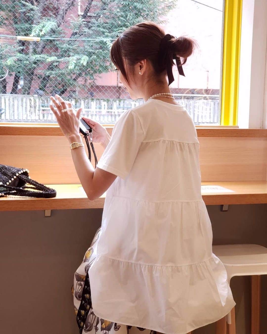 のインスタグラム：「-﻿ 今日のアクセサリーはパールで統一⚪️﻿ ﻿ Tuck T shirtは本日23時までの受付です🤳﻿ ﻿ ロングスカートに合わせていただいても、フロント丈が短いのでinしていただくとバランス良く着ていただけます⭕️﻿ ﻿ @fleuraccesories」