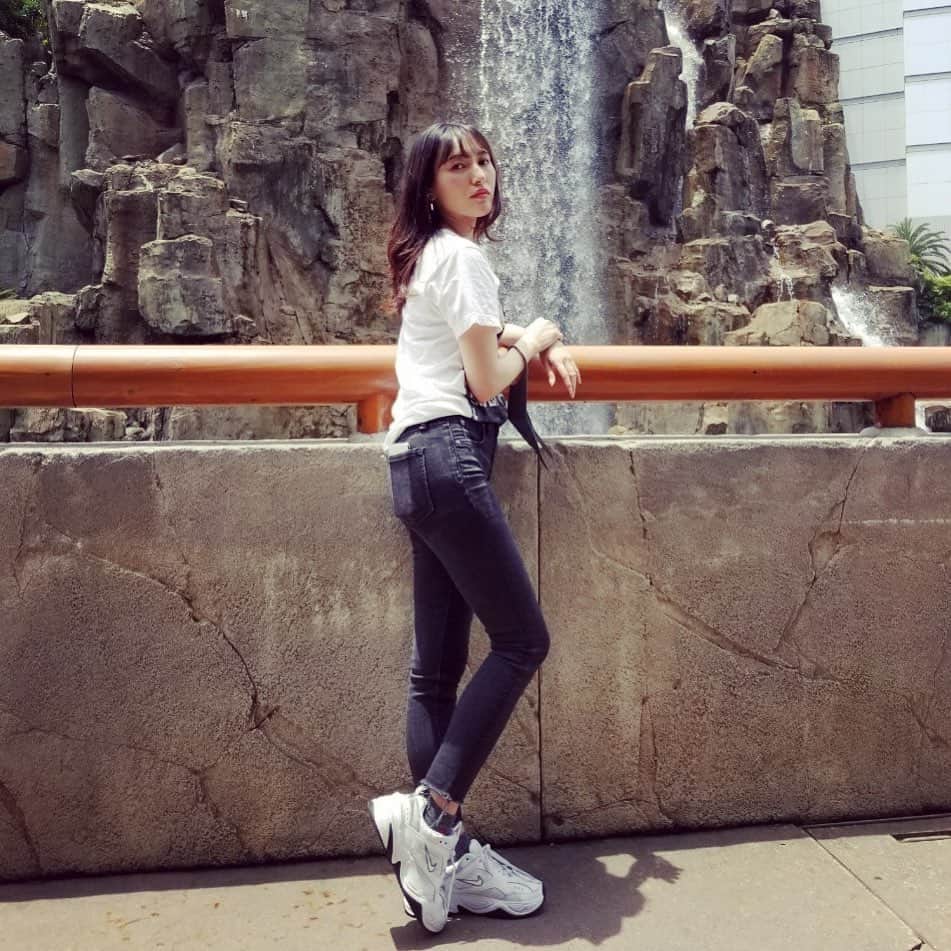 松本リコのインスタグラム：「・ ・ ・ ・ #japanesegirl #japangirl  #japanesemodel #japanmodel #yahoo #お洒落 #インスタグラマー  #インフルエンサー #撮影 #ハーフ顔 #ハーフモデル #fashion #通販モデル #ファッション #楽天 #通販 #usj #ユニバーサルスタジオジャパン」