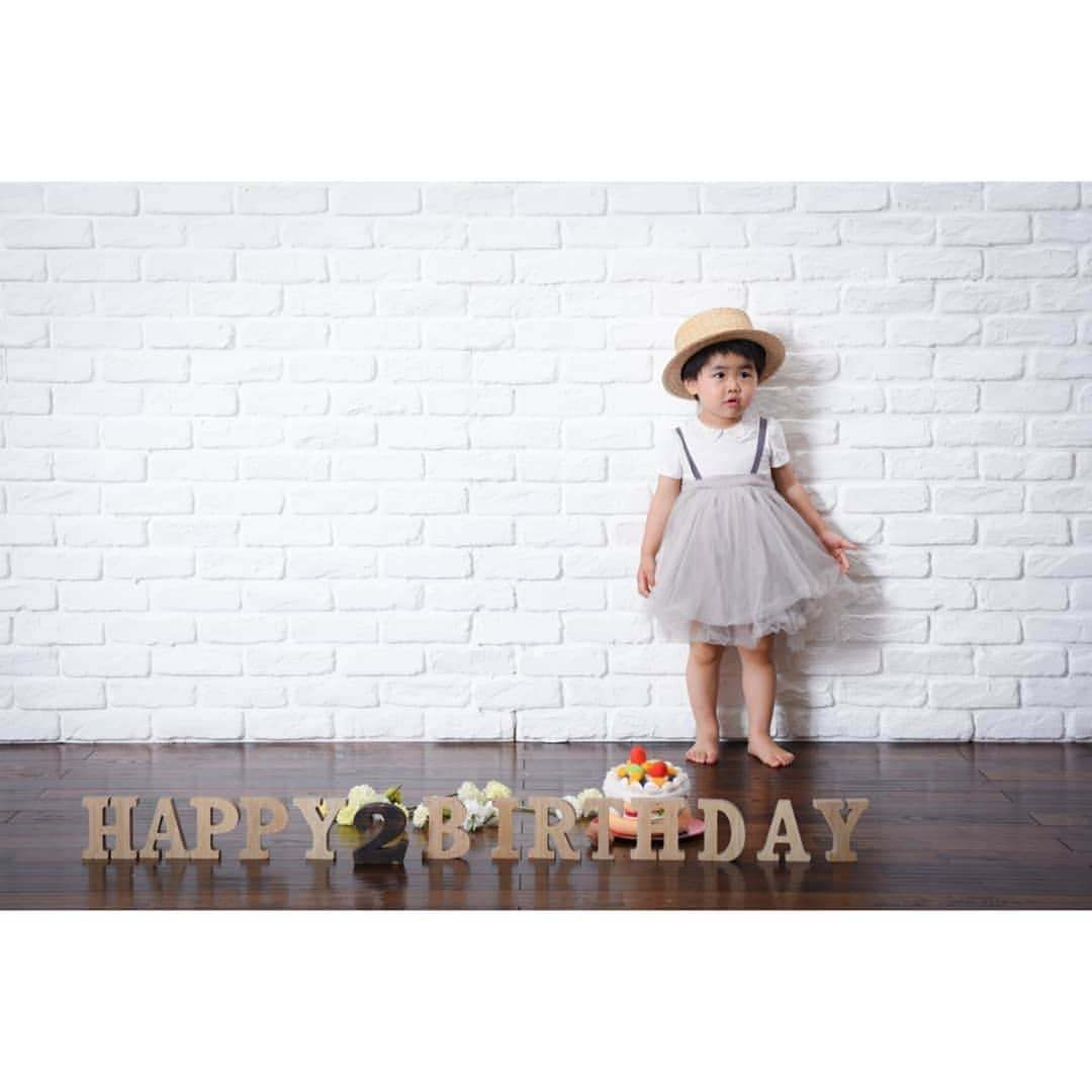 Photo Studio178さんのインスタグラム写真 - (Photo Studio178Instagram)「⁣ お洋服に合わせて⁣ スタイリッシュに撮影💐⁣ お誕生日おめでとう☺⁣ ﻿⁣⁣ ﻿ ✽.｡.:*・ ✽.｡.:* ・ ﻿﻿﻿⁣⁣ ﻿﻿⁣⁣ https://17hachi.com﻿﻿﻿⁣⁣ ﻿﻿﻿⁣⁣ #赤ちゃん #2歳女の子﻿⁣⁣ #2歳誕生日 #誕生日﻿⁣⁣ #birthday #happybirthday﻿⁣⁣ #子供の日常をもっと写真に﻿﻿⁣⁣ #family #撮影 #成長記録﻿﻿﻿⁣⁣ #tv_kidz ﻿#birthdayphoto﻿﻿⁣⁣ ﻿﻿⁣⁣ #子ども写真﻿﻿⁣⁣ #キッズファッション #kidsfashion﻿﻿⁣⁣ #ig_kids #instakids ﻿⁣⁣ #キッズフォト﻿﻿⁣⁣ #コドモノ #コズレ﻿﻿⁣⁣ #mamanoko #コドモダカラ﻿﻿﻿⁣⁣ #子供服⁣ ﻿﻿﻿⁣⁣ #記念撮影 #家族写真﻿﻿﻿⁣⁣ #月島 #勝どき #豊洲 ⁣⁣ #江東区 ﻿﻿﻿#中央区﻿」7月13日 20時32分 - photo_studio_178