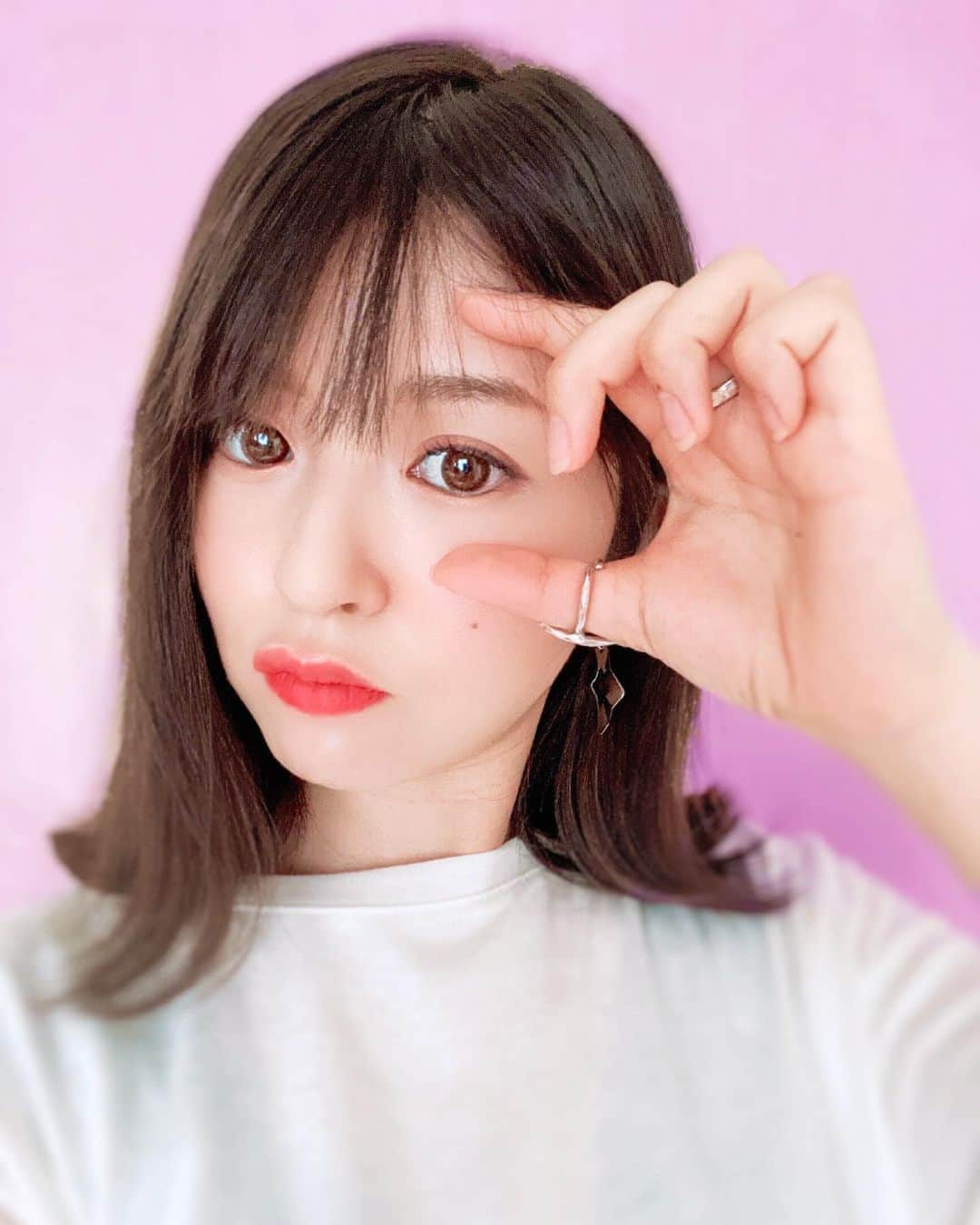 みゆこさんのインスタグラム写真 - (みゆこInstagram)「.﻿ いつもよりほんの少し、﻿ 大きめのカラコンを付けたので、﻿ このポーズ👀👌笑﻿ ﻿ 暗髪だからカラコンも、﻿ ちょっぴり濃い目のブラウンを選んでみました♡﻿ 下まつげにマスカラ塗らなくても、﻿ 普段のメイクと同じくらいの目の大きさ😳﻿ ﻿ 🛒  @lanicon_official﻿ →GHOST Brown﻿ DIA: 14.0mm﻿ 度数: ±0.00〜-8.00﻿ ﻿ ﻿ #Lanicon #ラニコン﻿ #カラコン #GHOSTBrown #送料無料﻿ #1年カラコン #カラコンレポ #カラコンレビュー #カラコン着画#ちゅるん﻿ ﻿」7月13日 20時33分 - miyuco.t