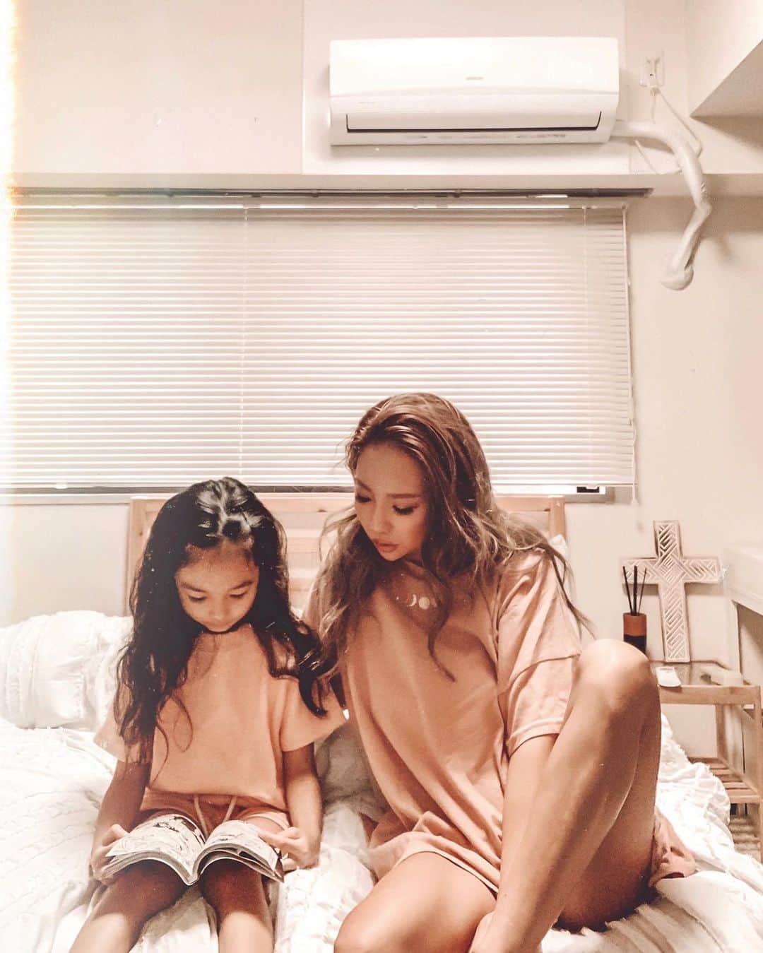 ✷kana✷のインスタグラム：「🌞🍊🧡✨ . . 最近すぐ寝落ちしちゃって 投稿空いちゃう😭 . この前のおうちでのコーデ 色味がリンクしてたのでパシャってもらた📸 脚がお行儀わるくてすみません← . りーが着てるの だいすきな @kiyoko1207 のブランド！ @_maliraj_ のセットアップだよ〜 素材、形、色味がもーーこだわりが 詰まっててちょーかわいいわ♡♡ いっぱい撮っちゃったw これからの新作もたのしみ♡ 私のは前も載せたけど @sandlessmoon のチャリティーT♡ 着心地良くてめーっちゃ愛用してる✨👍」