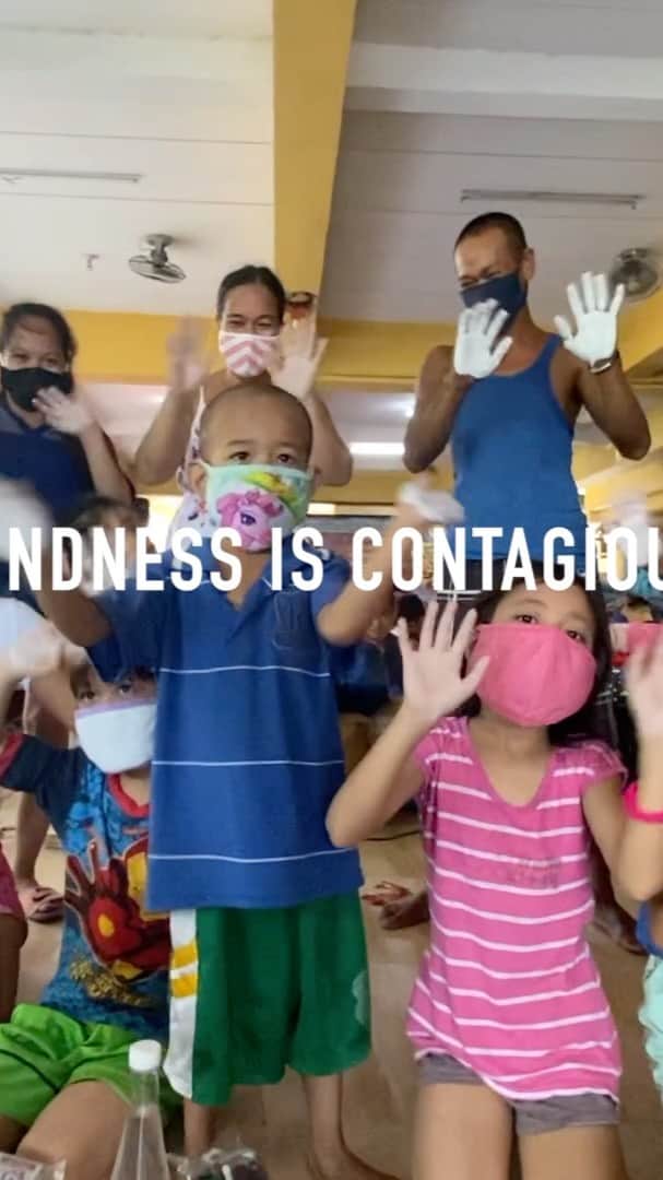 サム・ミルビーのインスタグラム：「A few weeks ago, I was able to take part in an outreach program for @youngfocusph. I’ve heard so much about them and the work that they do from @catriona_gray so I wanted to also get involved and support. Going there and working with their volunteers was really rewarding. It proved to me that helping others is one of the most rewarding things you can do. You can support too by visiting www.youngfocus.org. #PassTheKindness」