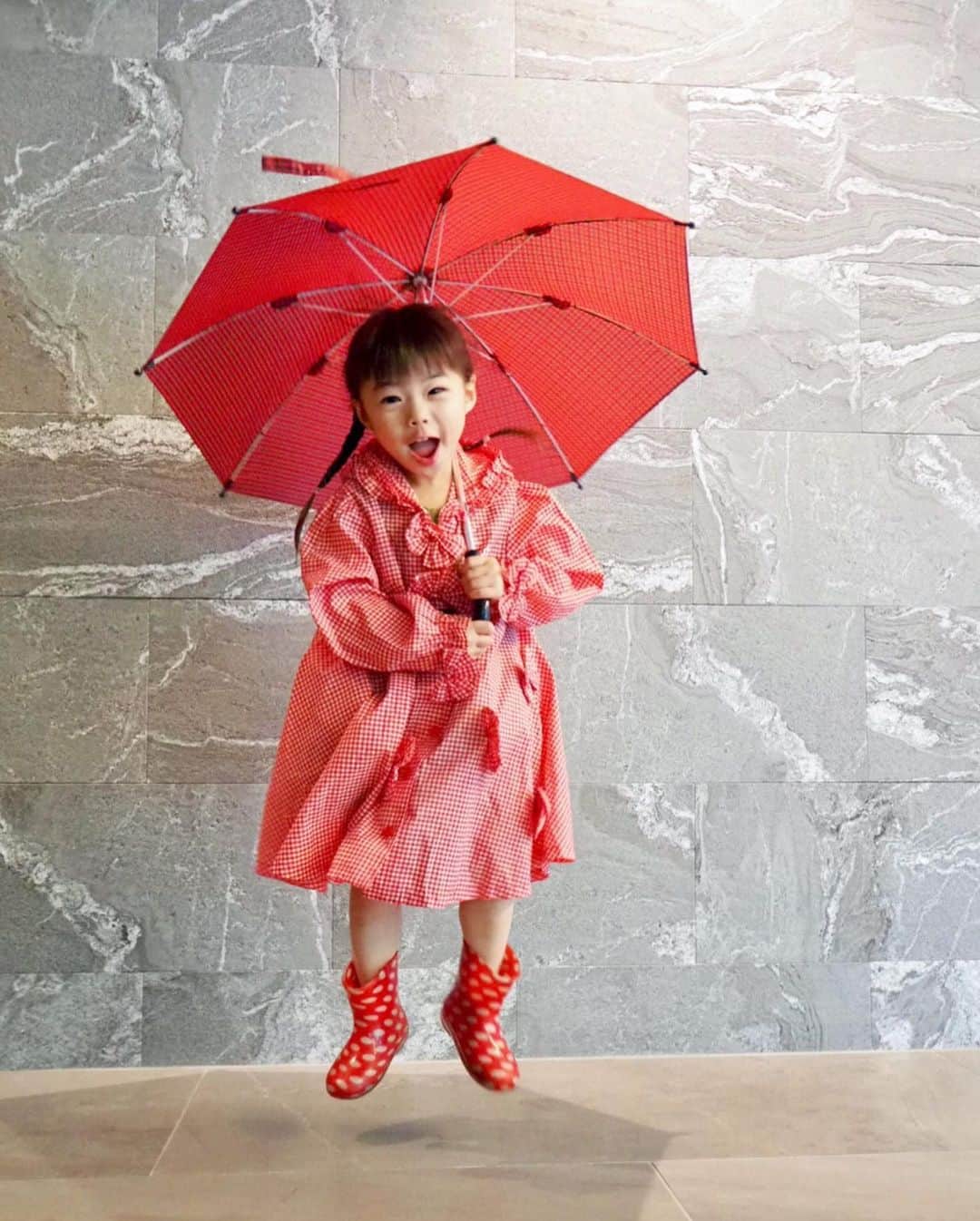 こままりえさんのインスタグラム写真 - (こままりえInstagram)「. 𝑐𝑜𝑜𝑟𝑑𝑖𝑛𝑎𝑡𝑒☂️❤️ . rain coat…#mezzopiano rain boots…#DisneyStore umbrella…#familiar . きのう私の雨の日のスタイルを載せたら 娘ちゃんのものも質問あったので載せます😊 . 雨の日は目立ちやすい赤で 真っ赤っかな娘ちゃんでした👧❤️ 子供の赤って可愛くて大好物〜😍✨ . #キッズコーデ #キッズファッション #女の子キッズ #女の子ファッション #女の子コーデ #女の子服 #子供服 #子供服コーデ #子供服セレクトショップ #着画 #着画くらぶ  #子供のいる暮らし #子供のいる生活 #雨の日 #レインスタイル #レインコート #傘 #娘ちゃんの成長記録 #3歳2ヶ月 #3歳 #3歳女の子」7月13日 20時37分 - komamarie