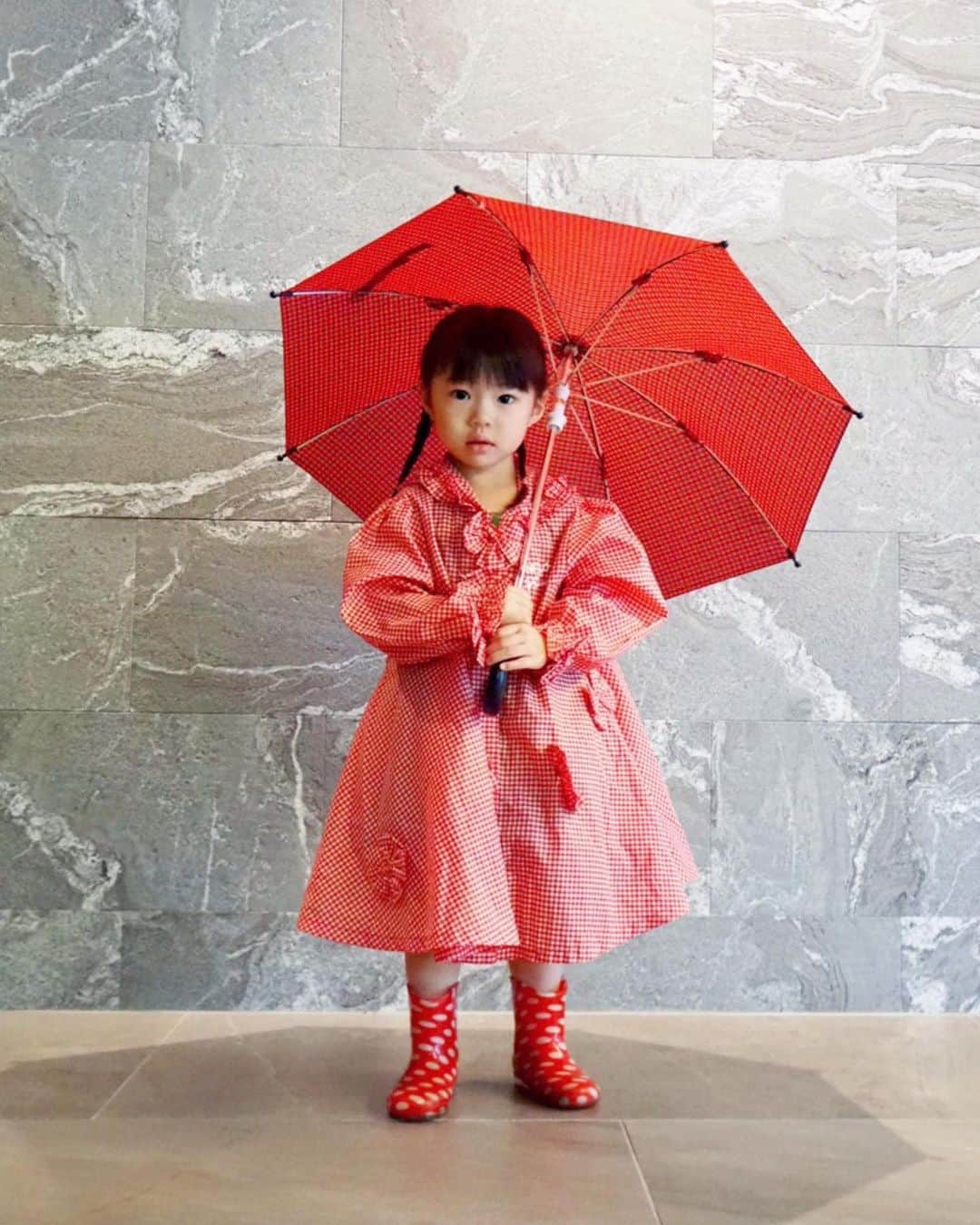 こままりえさんのインスタグラム写真 - (こままりえInstagram)「. 𝑐𝑜𝑜𝑟𝑑𝑖𝑛𝑎𝑡𝑒☂️❤️ . rain coat…#mezzopiano rain boots…#DisneyStore umbrella…#familiar . きのう私の雨の日のスタイルを載せたら 娘ちゃんのものも質問あったので載せます😊 . 雨の日は目立ちやすい赤で 真っ赤っかな娘ちゃんでした👧❤️ 子供の赤って可愛くて大好物〜😍✨ . #キッズコーデ #キッズファッション #女の子キッズ #女の子ファッション #女の子コーデ #女の子服 #子供服 #子供服コーデ #子供服セレクトショップ #着画 #着画くらぶ  #子供のいる暮らし #子供のいる生活 #雨の日 #レインスタイル #レインコート #傘 #娘ちゃんの成長記録 #3歳2ヶ月 #3歳 #3歳女の子」7月13日 20時37分 - komamarie