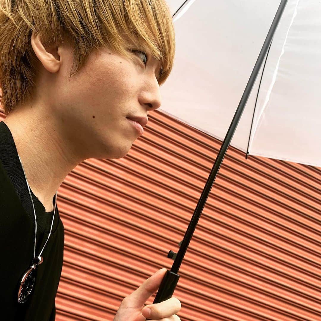 関根慶祐（K-SUKE）さんのインスタグラム写真 - (関根慶祐（K-SUKE）Instagram)「梅雨やだよねって言ったら  「私は全然楽しいよ！相合い傘フォルダ作ったもん🙆‍♀️」  だって✨ 彼女と過ごす毎日が幸せです🥺  …とか言ってみてぇよなんなんだよ、は？  ひさびさの #彼女欲しいシリーズ」7月13日 20時37分 - ksukeshirayuri