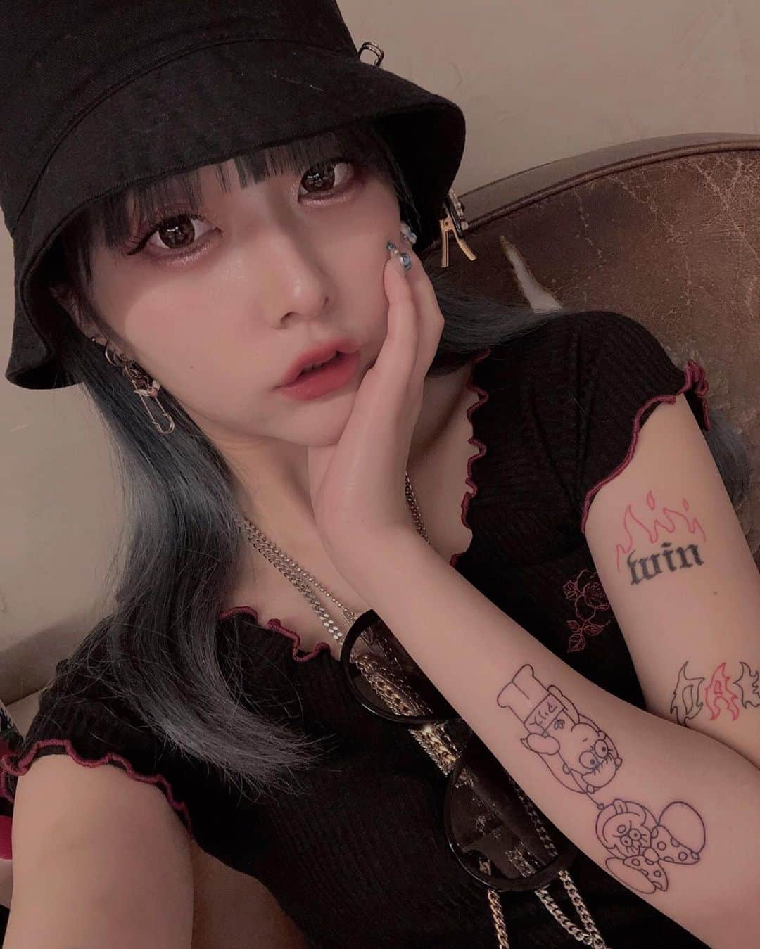 彫師美漸のインスタグラム：「Bizenartタトゥースタジオ @curealicechan 🦋 ・ ・ #美漸ガールズタトゥー #美漸蝶 #刺青 #彫師 #美漸 #彫師美漸 #海老名 #中目黒 #タトゥー #東京タトゥー #tokyo #tattoo #art #fashion #bizenart #bizen #문신　#Bizentattoo  #tattooer #tattooist #tattooartist #tattooart #tattooshop #japanesetattoo」