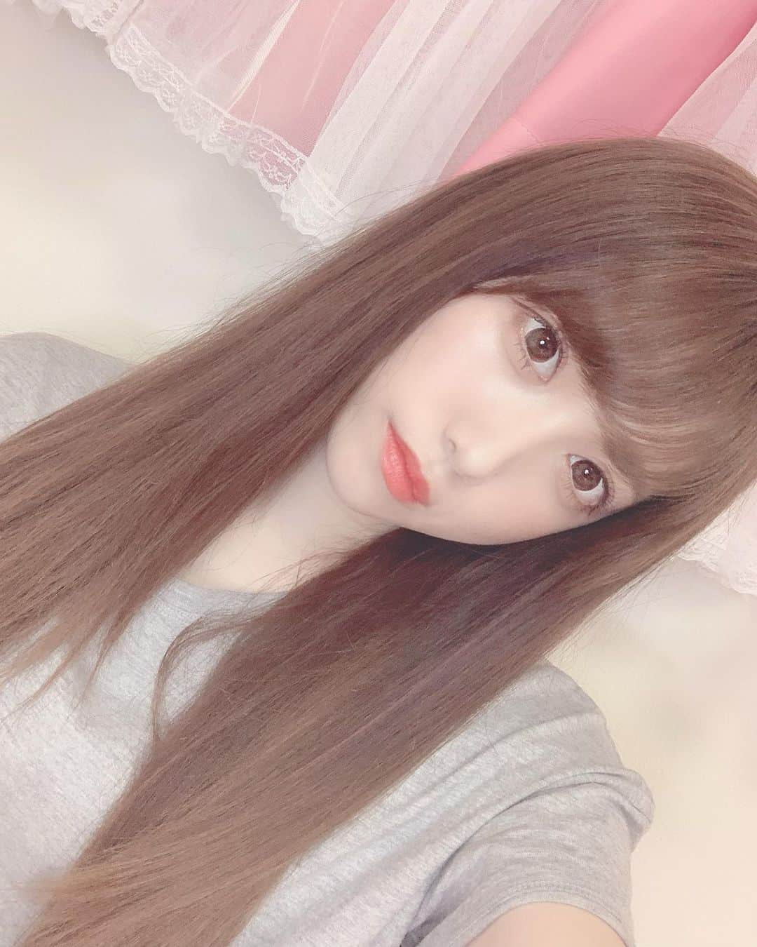 田口未彩のインスタグラム：「🌷 . . メイクはしてるけど オフモードなみぃ🐇 . . . #自撮り　#自撮り女子　#セルフィー　#オフモード　#部屋着　#部屋着女子 #ブラウンカラー　#ロングヘア　#ロングヘアー　#ストレートヘア　#前髪　#ナチュラル　#ナチュラルメイク」