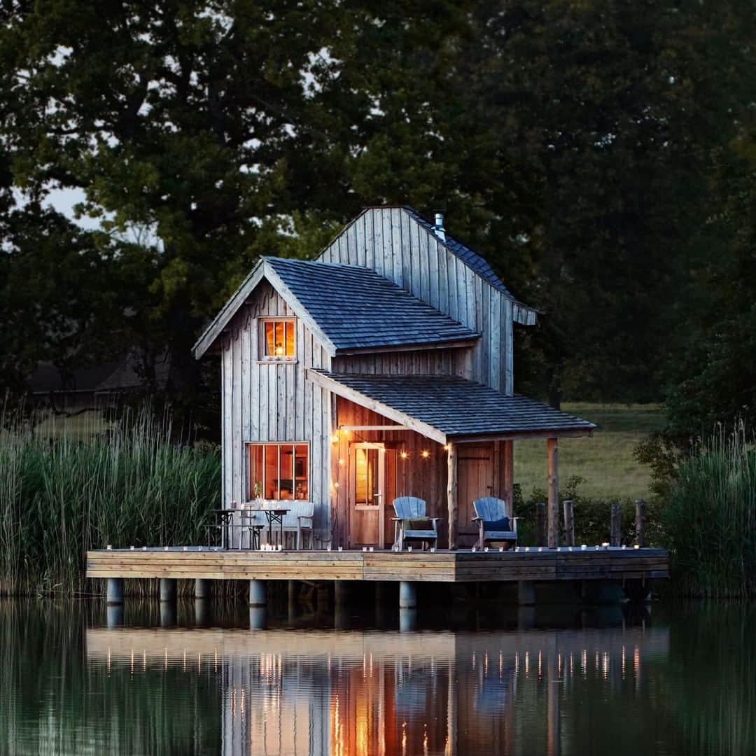 Airbnbさんのインスタグラム写真 - (AirbnbInstagram)「Look close, and find a vast world of homes to cool off. This lakeside cabin in Le Chemin is half-a-tank of gas away from Paris. Homemade jam, bullfrog songs and pink sunsets await your senses upon arrival. It all goes to show feeling refreshed doesn't need to feel far. #GoNear  Discover waterside homes near you. Link in bio.   📷: @lsgaillard」7月13日 20時45分 - airbnb