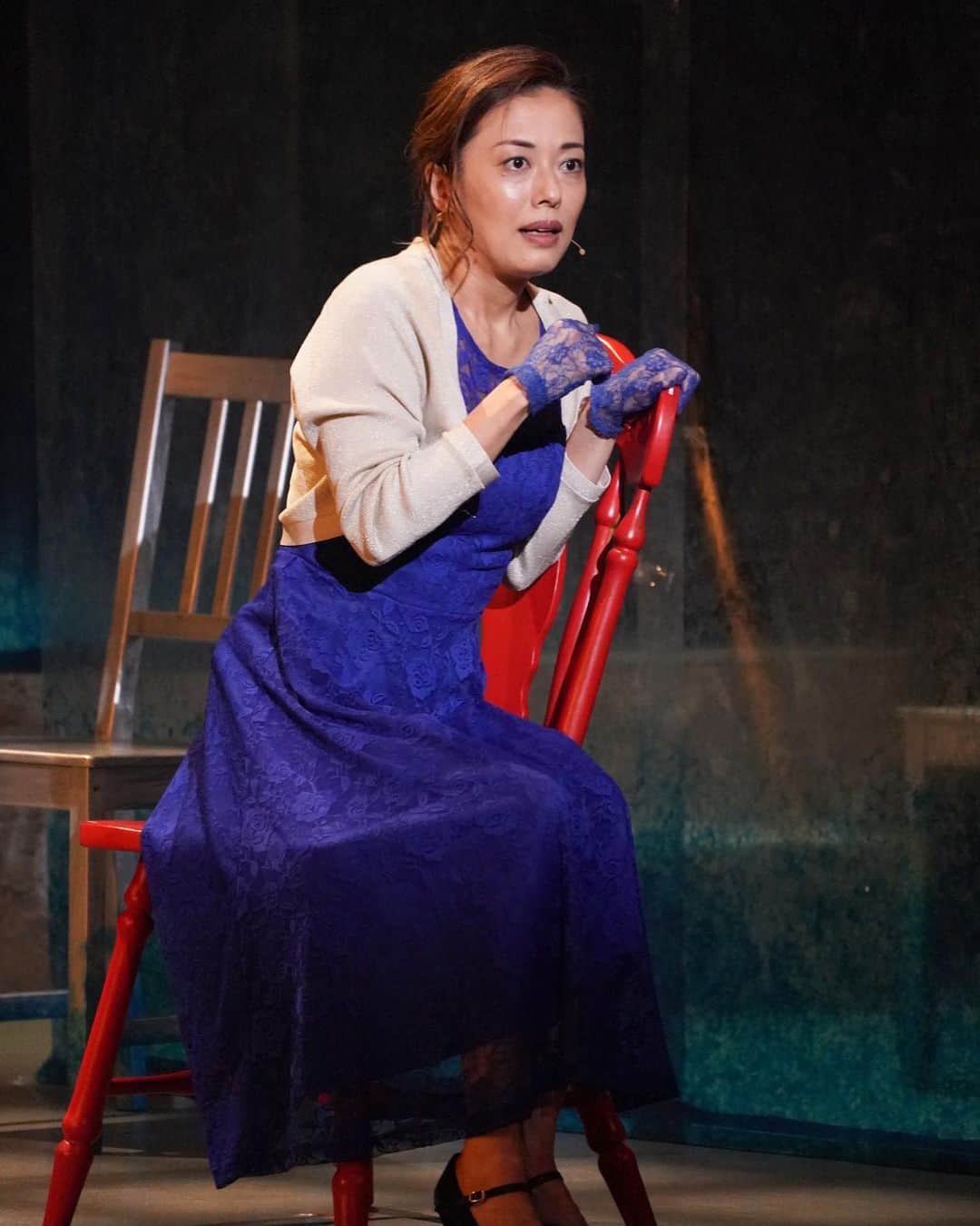 池田有希子のインスタグラム：「BLUE RAIN東京千秋楽を終えました！劇場で配信でお付き合い下さった皆様、気にかけて下さった皆様、ありがとうございました！皆様の御理解御協力がなければこの日を迎えることは不可能でした。一生忘れない。間違いなく演劇は受難の時にあるけど道はあると思えた！大阪公演も予定通り実現しますよう🙏  #bluerain #theaterlife」
