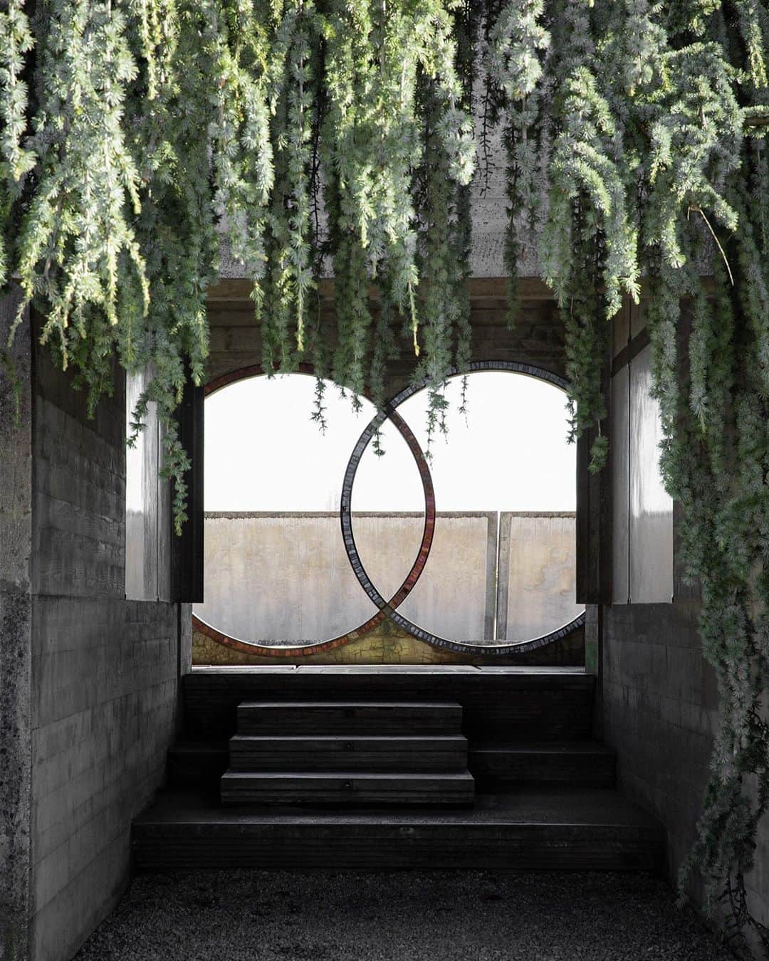Kinfolk Magazineさんのインスタグラム写真 - (Kinfolk MagazineInstagram)「Carlo Scarpa's Tomba Brion: A mausoleum designed to comfort the living as well as shelter the dead. Photographed for The Touch in 2019. (Photo: @christianmandersen)」7月13日 20時47分 - kinfolk
