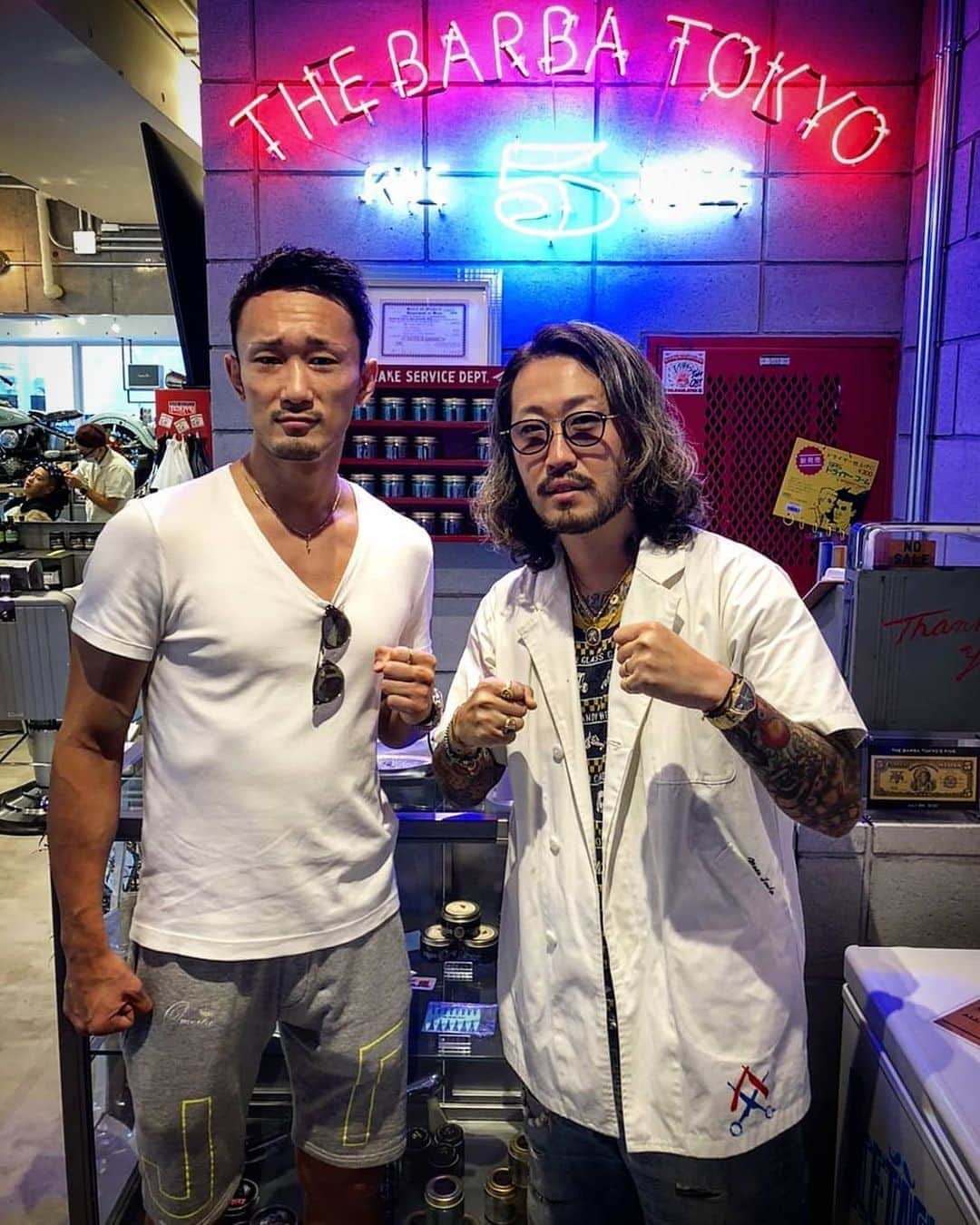 梅野源治のインスタグラム：「日曜日、新たに中目黒に5店舗目を出店した@tom_thebarbatokyo のお店（THE BARBA TOKYO）へ開店祝いに♫ お店にはHURLEYも飾られていてオシャレ空間でした👌💯 たくさんの著名人も通うお店💈　みなさんも是非✂  その後、@the_saikoukai のお店（浅草焼肉たん鬼）へ🥩　 メチャクチャ美味しかったなぁ〜♫ わざわざお店に顔を出していただき、ゆっくりとお話もできて嬉しかったな✨ プレゼントやいろいろなお気遣いをいただき、岡本さんには本当に感謝です！！！　 #休日」