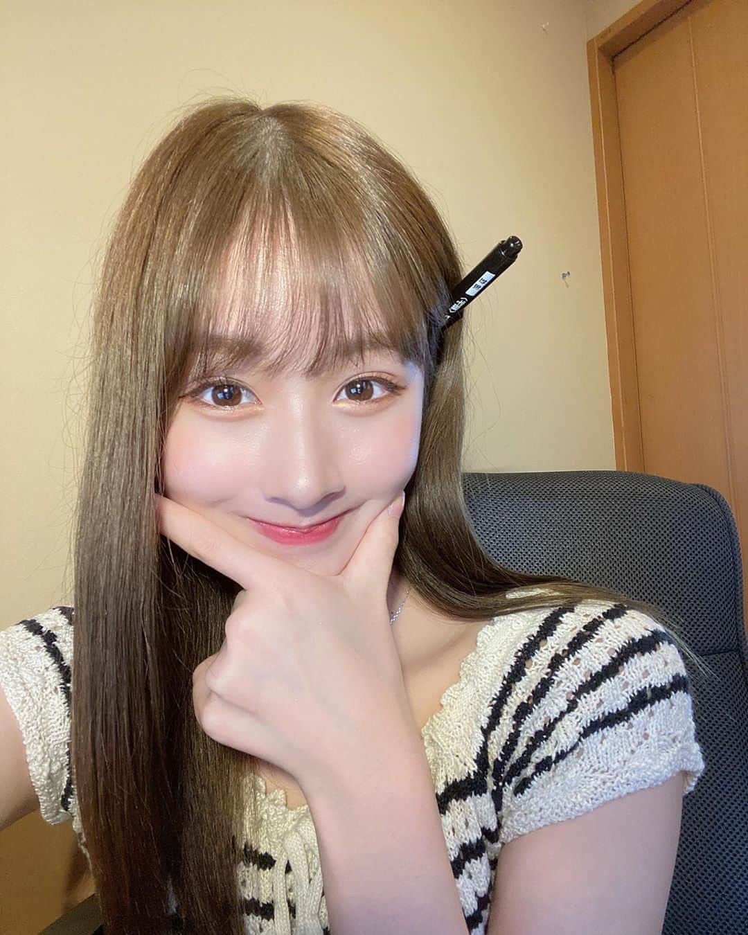 加藤美南のインスタグラム：「久しぶりに勉強机使ったよ🎉🎉」