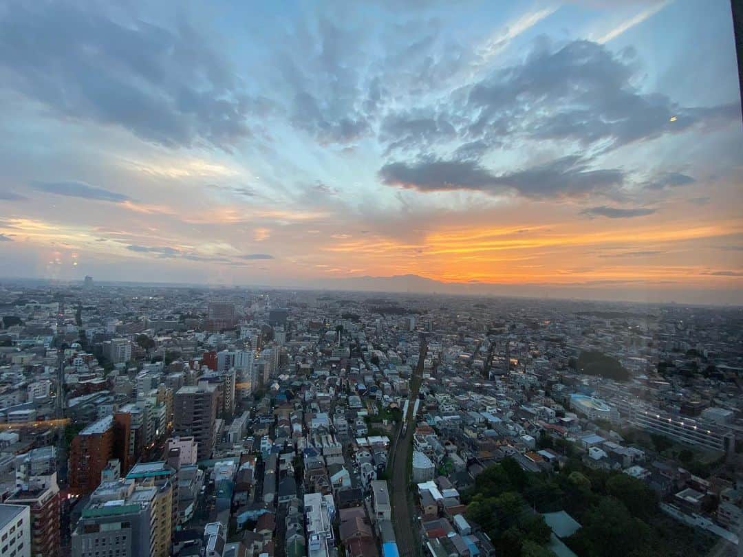 橋本麗香のインスタグラム：「🤍💛🧡💙🖤 本当は見上げる空が好き 寝っ転がって大きな空にハグしたい でも、 見上げる空が狭くて 息苦しくなる時は 上から見る空をハグ 🕊」