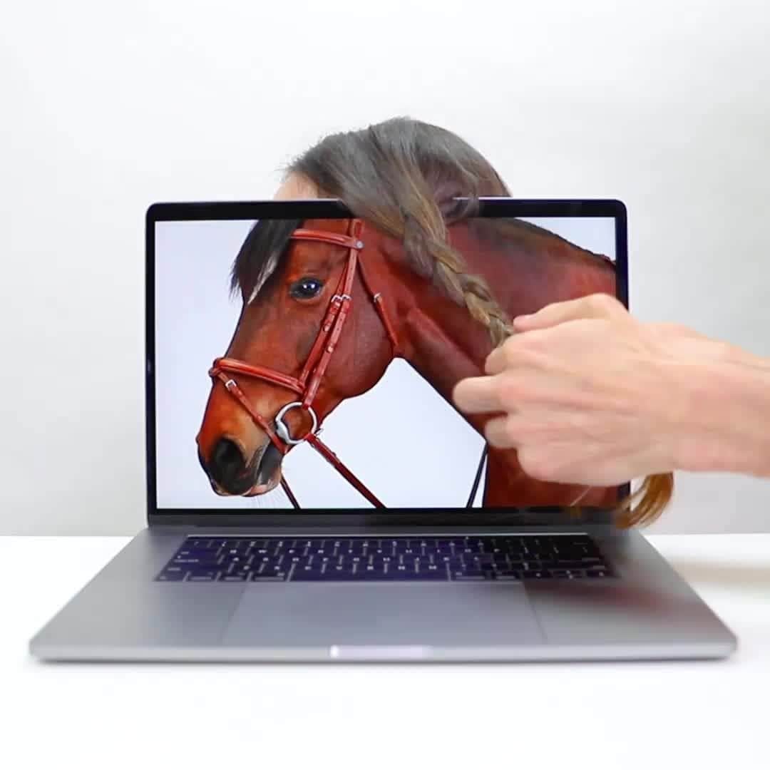 のインスタグラム：「Braid runner.  #Notaponytail #Notbraidedpigtails  #Hermes #HermesInterludes  Video by @pablo.rochat」