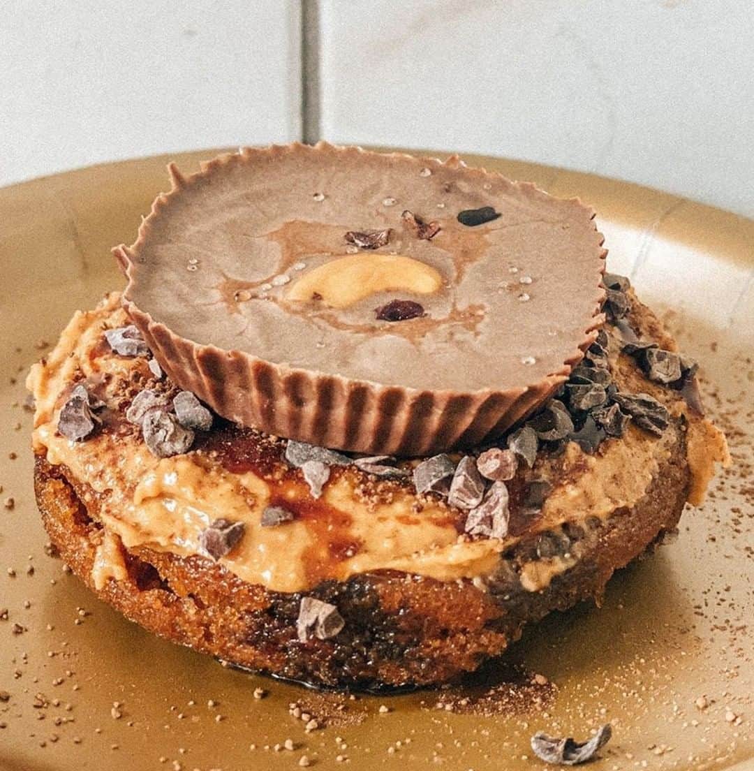 Flavorgod Seasoningsさんのインスタグラム写真 - (Flavorgod SeasoningsInstagram)「Nut Butter Donut and Protein Cashew Cup⁠ -⁠ Customer:👉 @ccleantreats⁠ Seasoned with:👉 #Flavorgod Chocolate Donut Topper⁠ -⁠ Add delicious flavors to your meals!⬇️⁠ Click link in the bio -> @flavorgod  www.flavorgod.com⁠ -⁠ • Gluten Free, Grain Free & Dairy Free⁠ Recipe⁠ > For the donut: mix 1 cup almond flour, 3 tbsp date syrup (honey, maple syrup or agave will work too), 2 large eggs, and 1/4 tsp baking soda. Pour into donut tray and bake at 300 degrees for 15-20 minutes!This donut is topped with peanut butter, date syrup, @flavorgod chocolate donut seasoning and cacao nibs.⁠ > Cashew Cup: heat 4-5 tbsp coconut oil in microwave for 30 seconds add 4-5 scoops of chocolate peanut butter protein powder. Mix until creamy. Add in cacao nibs for extra crunch (optional).⁠ Line a cupcake sheet with cupcake cups and pour 1 tbs into each cup. Freeze for 10-15 minutes. Take out and add any nut butter you would like. Top with another 1/2-1 tbsp of protein mix. Add a nut to the top and freeze again for another 10-15!⁠ -⁠ Flavor God Seasonings are:⁠ 💥ZERO CALORIES PER SERVING⁠ 🔥0 SUGAR PER SERVING ⁠ 💥GLUTEN FREE⁠ 🔥KETO FRIENDLY⁠ 💥PALEO FRIENDLY⁠ -⁠ #food #foodie #flavorgod #seasonings #glutenfree #mealprep #seasonings #breakfast #lunch #dinner #yummy #delicious #foodporn」7月13日 21時01分 - flavorgod