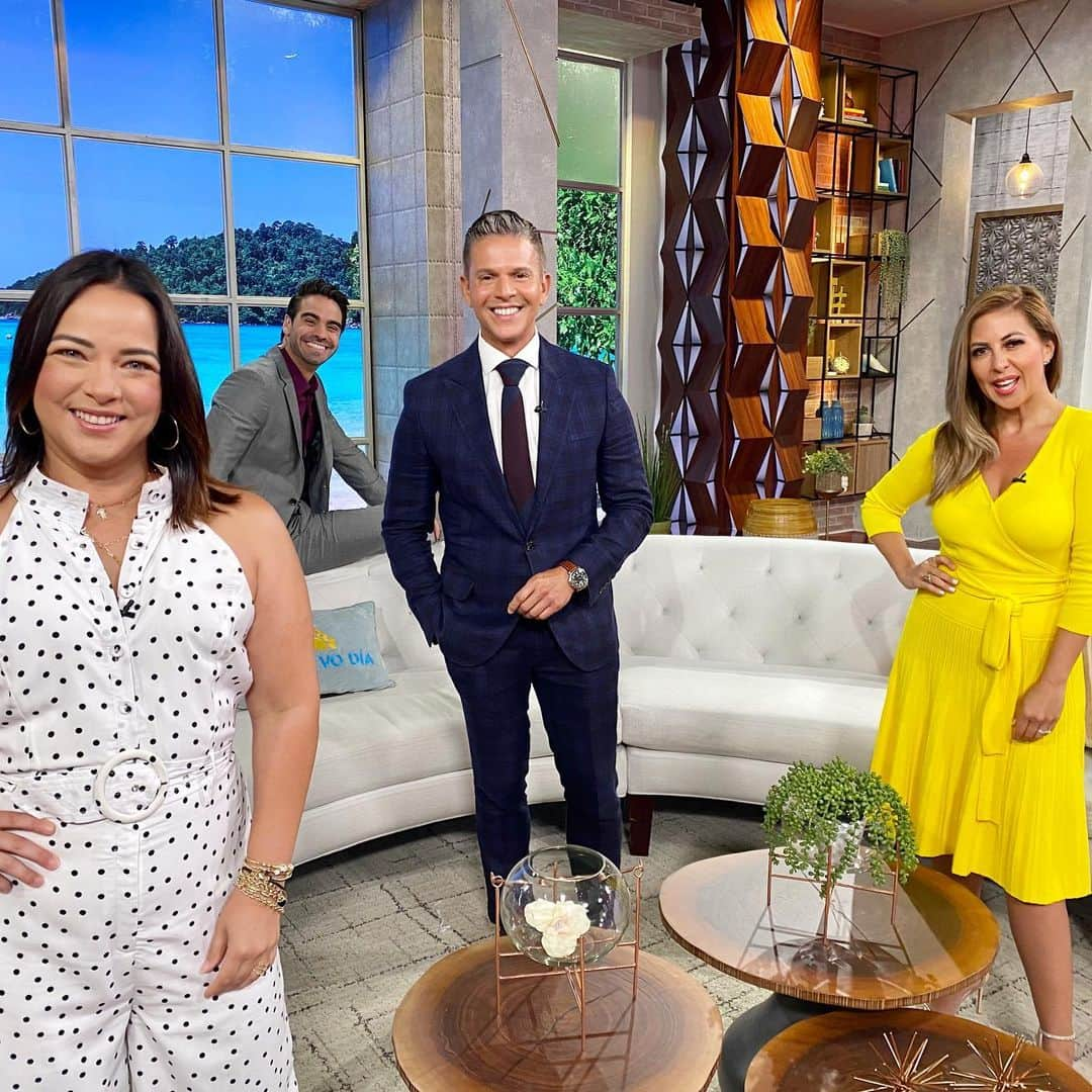 Rodner Figueroaさんのインスタグラム写真 - (Rodner FigueroaInstagram)「Pasándola muy bien con mis amigos de @unnuevodia que me invitaron a conducir el show esta semana @adamarilopez @chiquibabyla @fredefutbol #unnuevodia @telemundo #rodnerfigueroa」7月13日 21時08分 - rodnerfigueroa