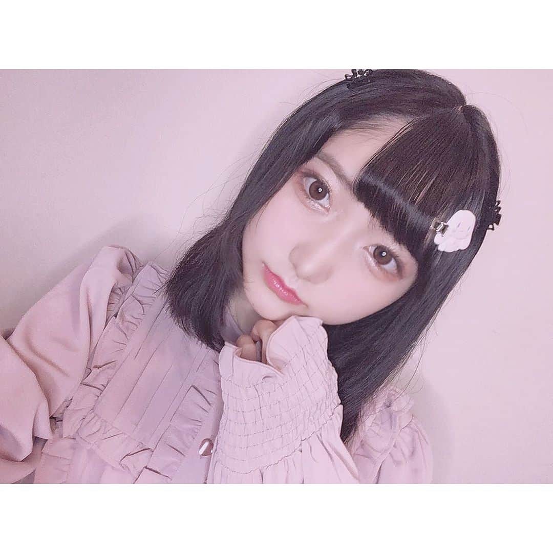加藤咲希のインスタグラム：「今月号の付録使って、量産型メイクしてみました~🎀♡ . ①Cを二重幅 ②Aをアイホールと涙袋全体 ③Bを目尻にくの字で入れる ④アイライン、ダブルライン、涙袋の影、3角ゾーンのラインなどお好みで ⑤Gを涙袋にいれてぷっくりさせる ⑥Fをチークにする。目の幅と同じぐらい入れる。 ⑦Dを唇全体に。 私はその上から｢B IDOLつやぷるリップ01｣塗りました〜 . . 艶感すごいので、透明感メイクとかも出来そ！って思いました☺︎ . . . . 色んなメイク出来ると思うので是非買ってみて下さい〜 . . . . . . . . #nicola #ニコラ #モデル #ニコモ #ニコラモデル #加藤咲希 #かとぅ #かとっこ🐱🌸 #自撮り #付録メイク #量産型メイク #ピンクメイク #bidol #シナモロール #しなもろーる #シナモン #しなもん」
