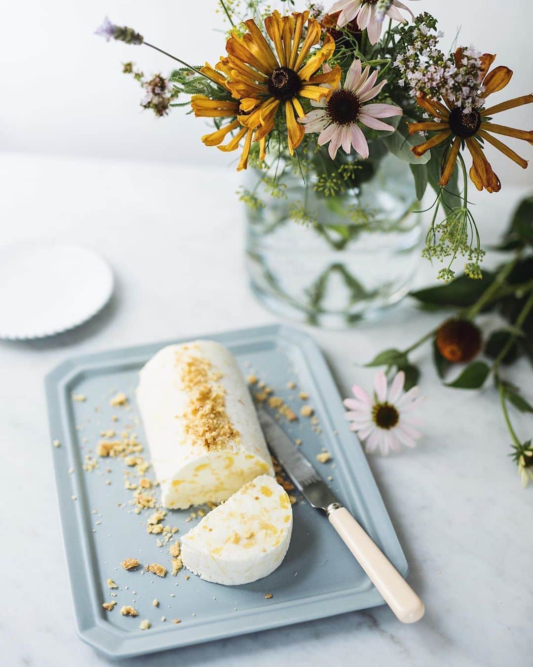 増田由希子さんのインスタグラム写真 - (増田由希子Instagram)「Homemade pineapple nut ice cream 🍨Happy new week 💛 #pineapple #parfait #icecream #homemade #Rudbeckia #bouquet #summerflowers パイナップルのパルフェ🍍 パルフェとは、フランス語で完璧なデザートの意味で、濃厚なアイスクリームのような氷菓のこと😌ルドベキアとハーブの花束を添えて。 #花とお菓子　#ルドベキア　#ハーブ」7月13日 21時14分 - nonihana_