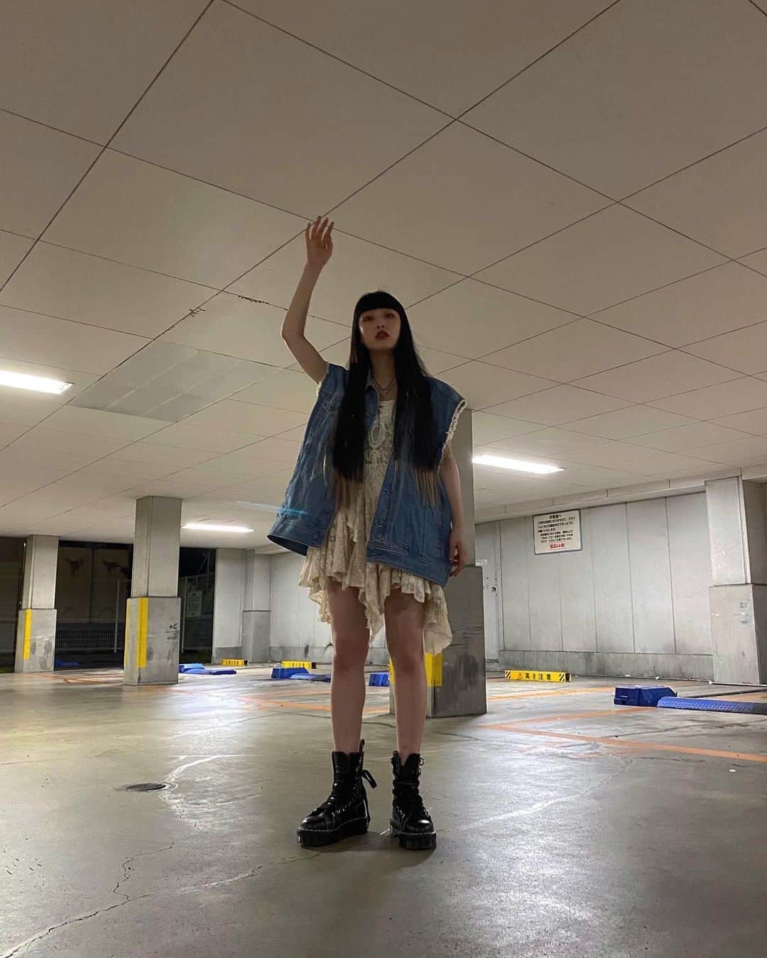 セナのインスタグラム：「🤍🤍🤍 . . . . . . . . . . . . . . . . . . . . . #黒髪スーパーロング #黒髪 #黒髪ロング #ロングヘア #スーパーロング #撮影 #作品撮り #70s #裾カラー #70sfashion #streetfashion #サロモ #サロンモデル #古着  #ootd #ootdfashion #ストリートファッション #streetstyle #harleydavidson #90sfashion #filmcamera #drmartens #バンド #ootd4nylonjp #自撮り #selfie #streetphotography #90s #セナ」