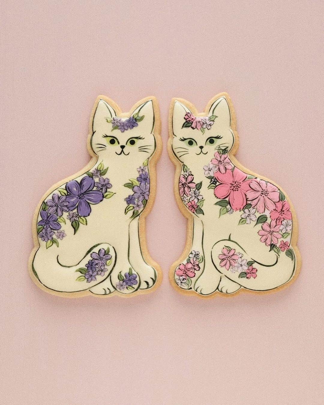 KUNIKAさんのインスタグラム写真 - (KUNIKAInstagram)「Flower twin cat cookies 💜💗❃﻿ ﻿ 懐かしの、インスタライブで作った双子の猫ちゃんクッキー﻿ キリッとした目つきのわりには性格は優しい設定💭😌﻿ ﻿ #artofkunika」7月13日 21時17分 - _kunika_