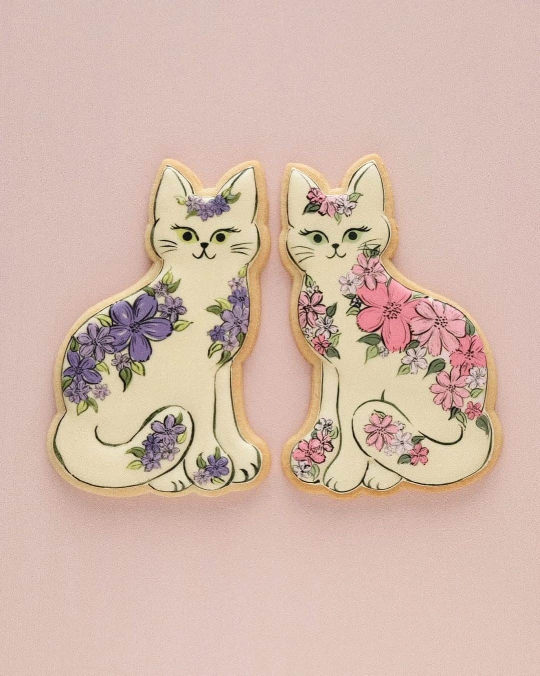 KUNIKAのインスタグラム：「Flower twin cat cookies 💜💗❃﻿ ﻿ 懐かしの、インスタライブで作った双子の猫ちゃんクッキー﻿ キリッとした目つきのわりには性格は優しい設定💭😌﻿ ﻿ #artofkunika」