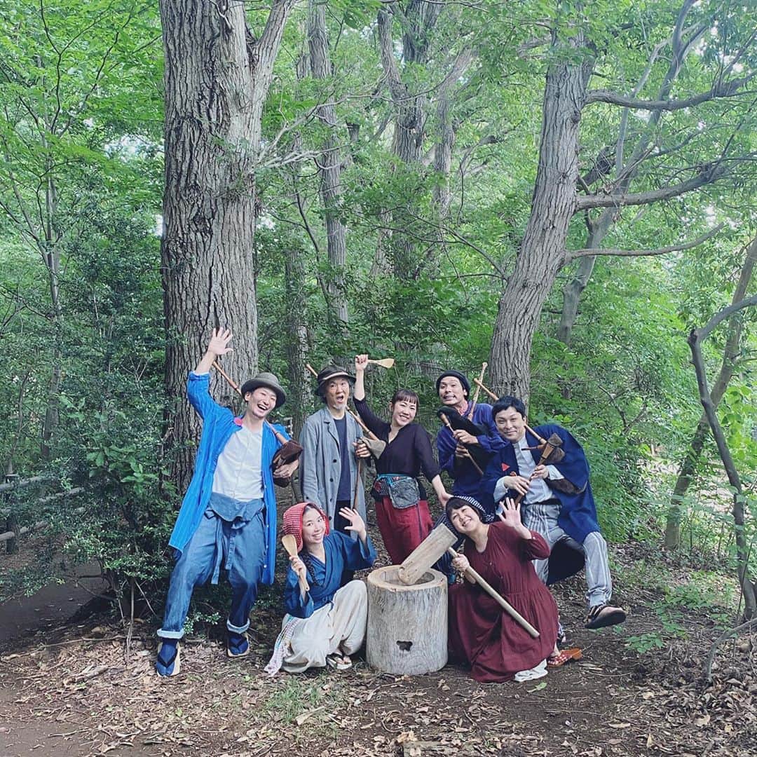 松本野々歩のインスタグラム：「幸町バグパイプCLUB （SBC） はじめてのアー写真？撮影 （クラブ活動と称してるから『アー』は違うかしら）  訳あって　はじめてのカメラマンさんと アートディレクターさんも　居たりして  かっこいい写真が撮れた様子！ 出来上がりが楽しみ  #餅つき  #パグパイプ #幸町バグパイプclub #餅ついてみんなでにっこりもっちりしたいんだ」