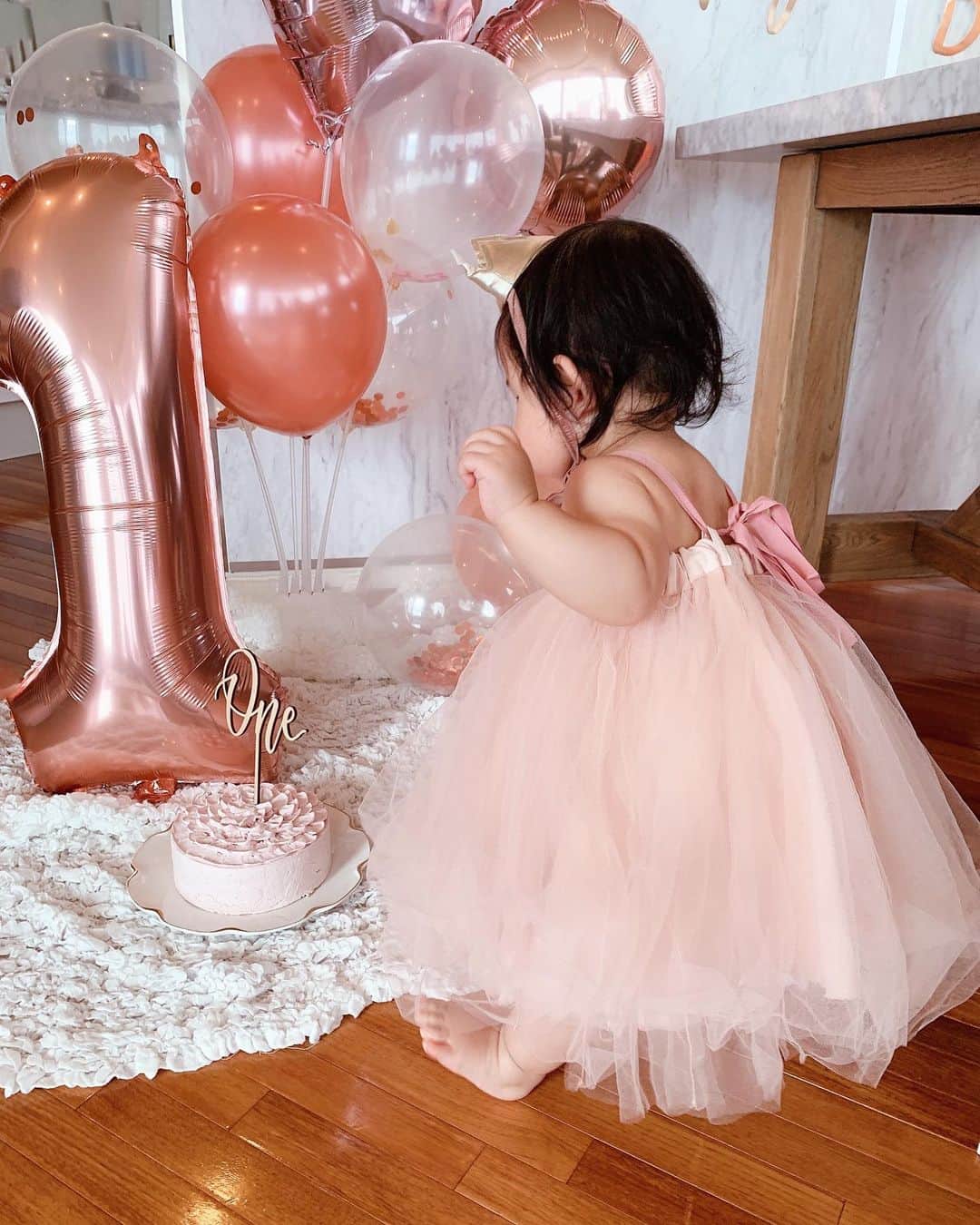 asami0510のインスタグラム：「happy 1st birthday👼💖 むっちりな天使ちゃんはじめてのお誕生日🎂🎉🎁 #happybirthday #1stbirthday #birthdaygirl #誕生日　#1歳」