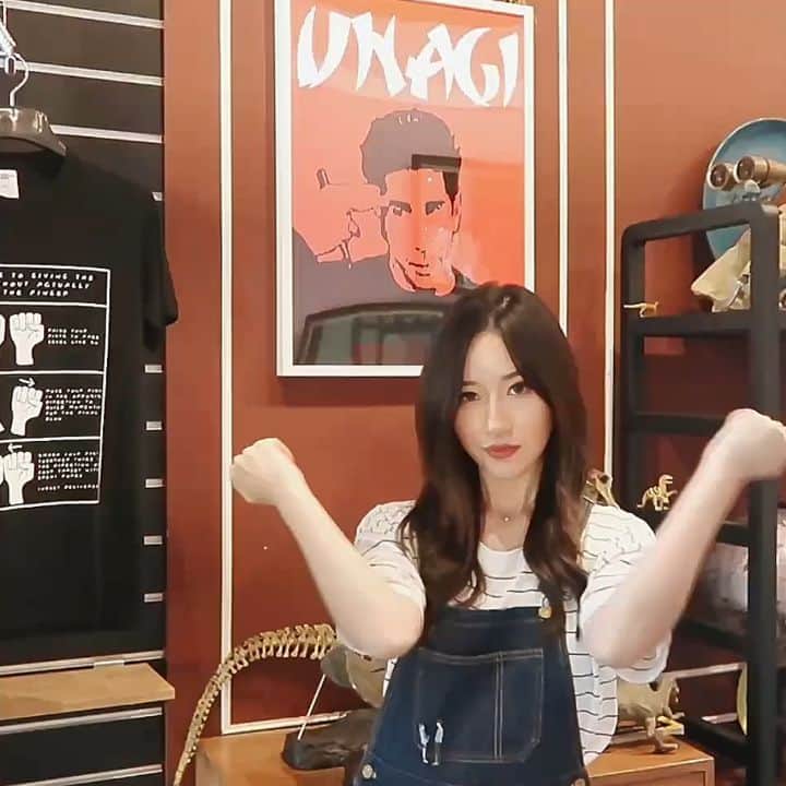 エリッサ・ヤマダのインスタグラム：「The one where @jessyamada and I visited the real Central Perk in Singapore!! 😱♥️ Link in my bio for the full video to see what's inside, know how the food tastes (hint: it doesn't taste like feet), and basically geek out with us! 😍  Btw gerakan yang terakhir buat yang ngerti aja ✊💥✊😂」