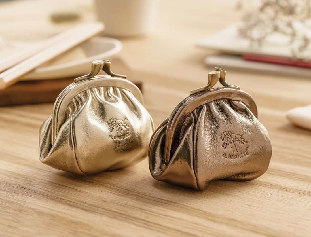 イルビゾンテのインスタグラム：「Shiny, pretty little things. ☆ #ilbisonte #madeintuscany #accessories」