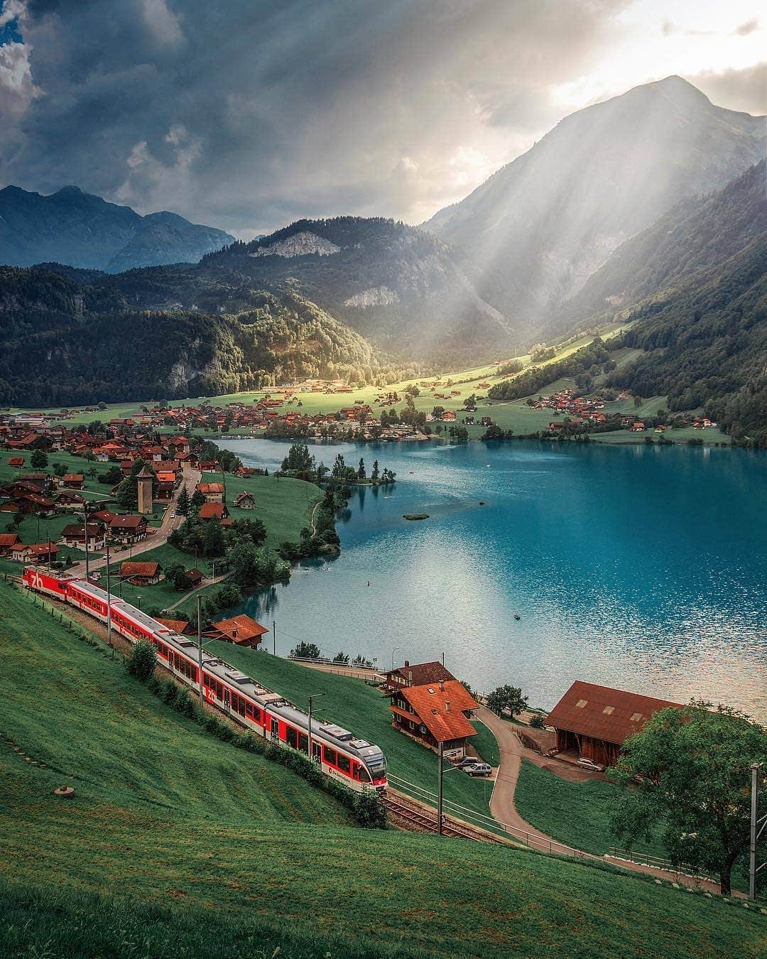 BEAUTIFUL DESTINATIONSさんのインスタグラム写真 - (BEAUTIFUL DESTINATIONSInstagram)「Want to explore Switzerland? 🇨🇭 #TravelTip traveling by train is a great way to view all of the beauty that Switzerland has to offer! Tag a friend who'd love to travel here someday! (📸: @hebenj 📍: Lungern, Switzerland)」7月13日 21時31分 - beautifuldestinations