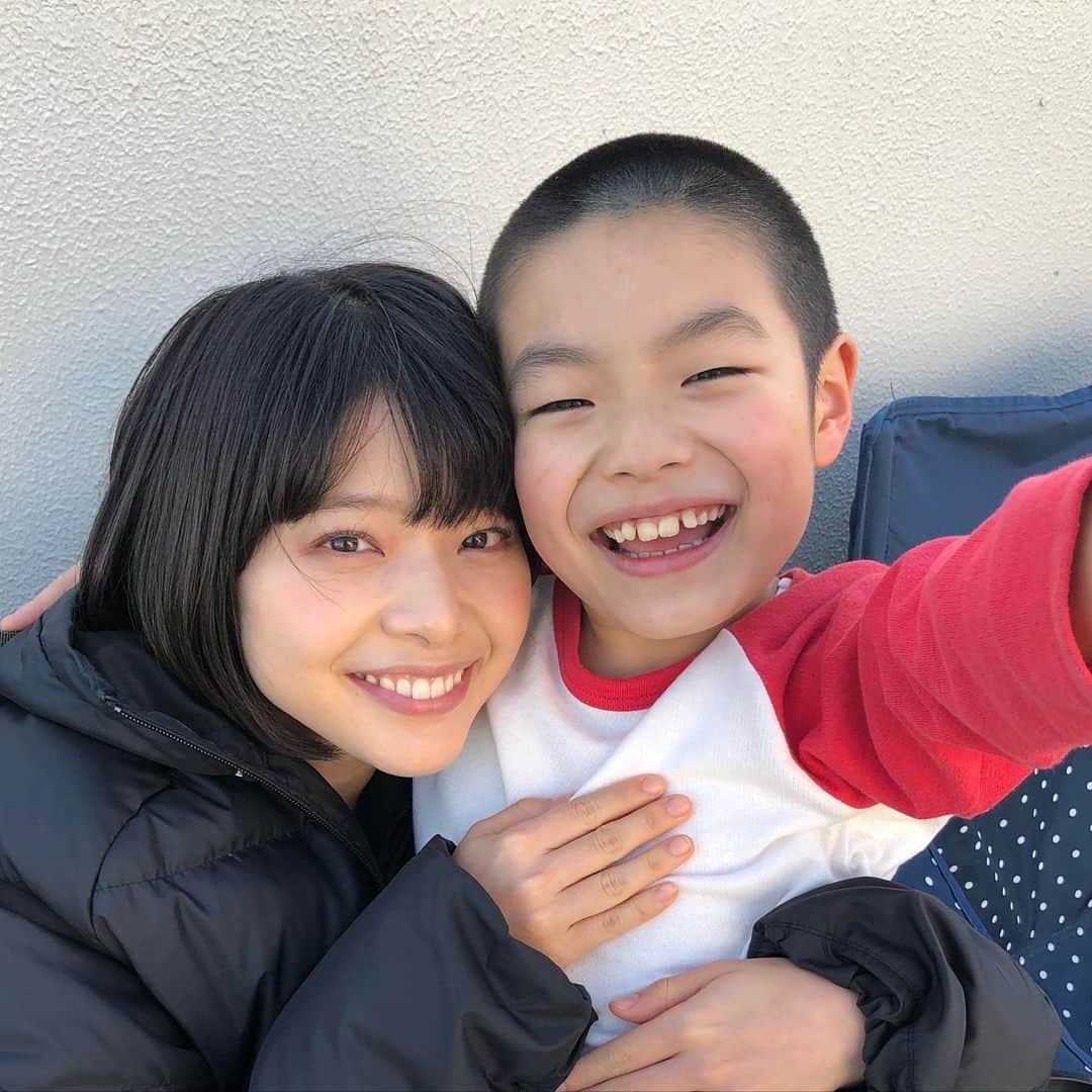 岸井ゆきののインスタグラム：「小鉄かんわいいー。 （※）これは今年2月に撮った写真です。ダウン着てる。☃️  『浦安鉄筋家族』と『私たちはどうかしている』の撮影が同時期に再開して、 テンション迷子になりつつも楽しい日々を過ごしていましたが ついについに、浦安鉄筋家族、オールアップしました💐 ああ〜いい家族だった、大沢木家。 家が無くなっても、いい〜家族、いい〜チームでしたっ 作品が終わるとき、いつでもどんなときも、感情の源はありがとう、なのですが 今回も、なんといっってもすべてのキャストスタッフにありがとう！でした。 そして、"おつかれしたー！！"  これからの放送を楽しみにしててください🌊 浦安鉄筋家族は8/21から放送再開です❗️❗️  手洗いうがいして、食べて免疫つけましょう！  #浦安鉄筋家族」