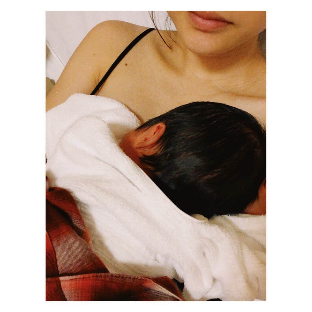 野尻美穂のインスタグラム：「奮闘の1週間も今日で終わり🥺 授乳の途中で寝ちゃうから、こんなちっちゃな足の裏をくすぐったり（看護師さんアドバイス✍️）飲んでる時に手をギュッとしてくれたり、かわええなぁ🤤💭と思いながら私は白目剥きながら全て写真に納めてました🤣 おやつが毎日出るんですが、スーパーカップのバニラが出て個人的に好きではないからうんざりしてたら差し入れでチーズケーキタルト最高🥰皿無しだけど🙄 あぁやっと退院だぁ✊✊✊🧜‍♀️ ・ ・  DMやコメントで沢山の方から励ましメッセージをいただき、嬉しくて夜中号泣しながら過ごした、この1週間は絶対忘れられません😌🙏 #ひなたん通信」