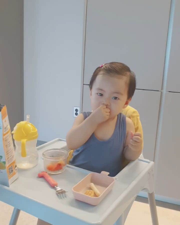 ミン・ヨンウォンのインスタグラム：「밀땅하는 아기 #프로밀땅러 🍬🍫🍭 . 지휘 가르쳤더니 음악만 나오면 지휘도 하고 ㅎㅎ . 아기랑 놀다보면 하루가 다채롭고 풍부하네요. #너는꿀 🍯🍯🍯 . . . . . . #부산댁 #먹방 #푸드파이터 #16갤아기 #사랑해 #애교쟁이 #먹방요정 #육식주의자 #빵러버 #육아일기 #신혼일기 #육아맘 #육아소통 #일상 #소통 #맞팔 #데일리 #황금돼지띠아들 #오오티디  #베이비스타그램 #foodfighter #baby #babyboy #love」