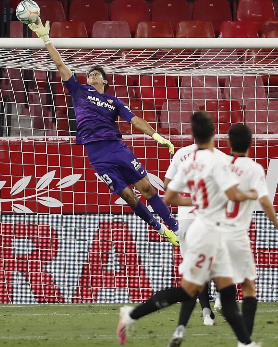 セビージャFCさんのインスタグラム写真 - (セビージャFCInstagram)「Paradón ➕ Asistencia 🔥 ▶️ @bounouyassine_bono   #vamosmiSevilla #WeareSevilla #VolverEsGanar #SevillaFCMallorca #goalkeeper」7月13日 21時41分 - sevillafc