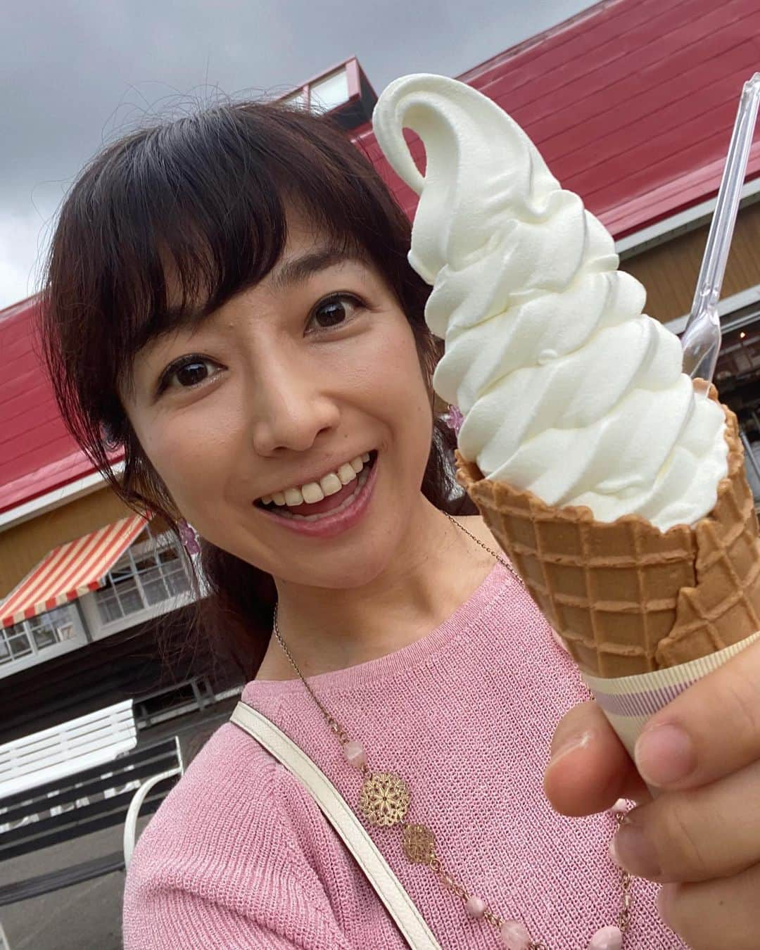 佐藤彩さんのインスタグラム写真 - (佐藤彩Instagram)「大好きソフトクリーム🍦  食べてみたかった生姜醤油ラーメンを食べに行って…🍜 沁みわたる出汁の旨みに包まれ…  ふぅ〜っとひと息☺️  そこで、気がついた💡 ここは、八紘学園が近い😳！  ミルク感がたまらなく美味しい、大好きなソフトクリーム🍦 やっぱり美味しいなぁ🥺  幸せな午後のひとときでした☺️✨  #ソフトクリーム #ソフトクリーム好き #八紘学園 #大好きな味 #ミルク感がすごい #牛乳の美味しさ #たまらない #卓田さんの投稿を見て食べたくなった #ラーメン #ラーメン好き #心繁 #生姜醤油ラーメン  #幸せな午後のひととき #HBC #北海道放送 #アナウンサー #佐藤彩」7月13日 21時43分 - hbc_ayasato