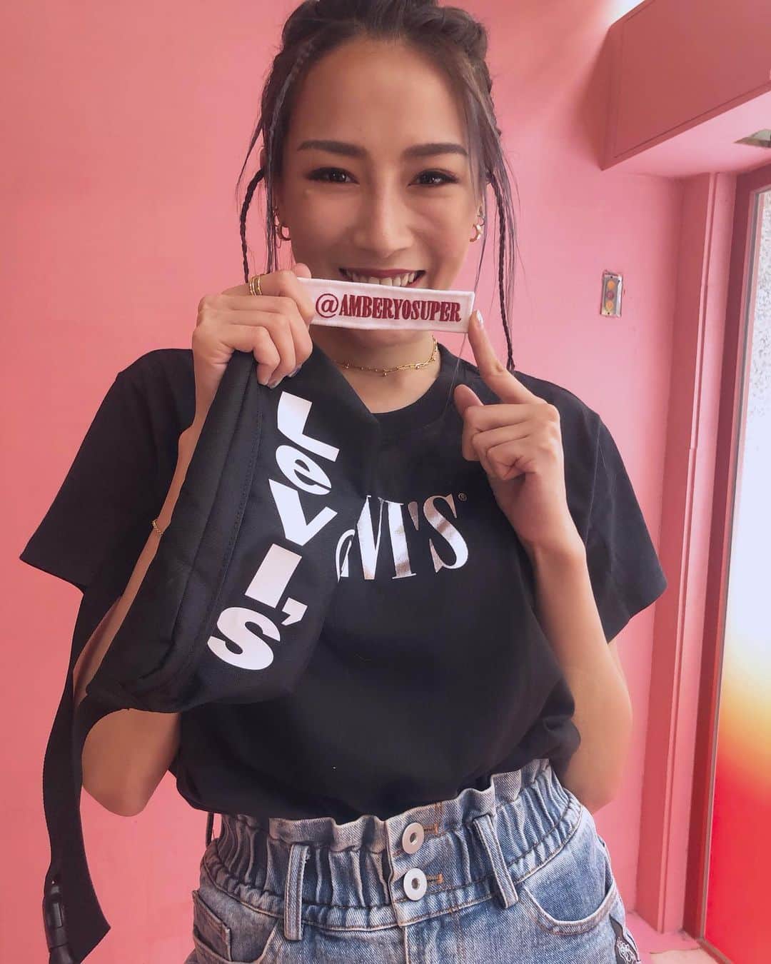 安柏兒のインスタグラム：「今天又完成了一首安柏音樂盒子 🤘🏾 不知道有沒有人能猜出是什麼歌🤓   這個Levi’s 可愛的小包 上面還有 @amberyosuper 😻 好Cute哦 帶著去爬山順便還可以宣傳自己的Instagram 👍🏾🤣讚讚讚  Thanks   @levis_taiwan #levistaiwan」