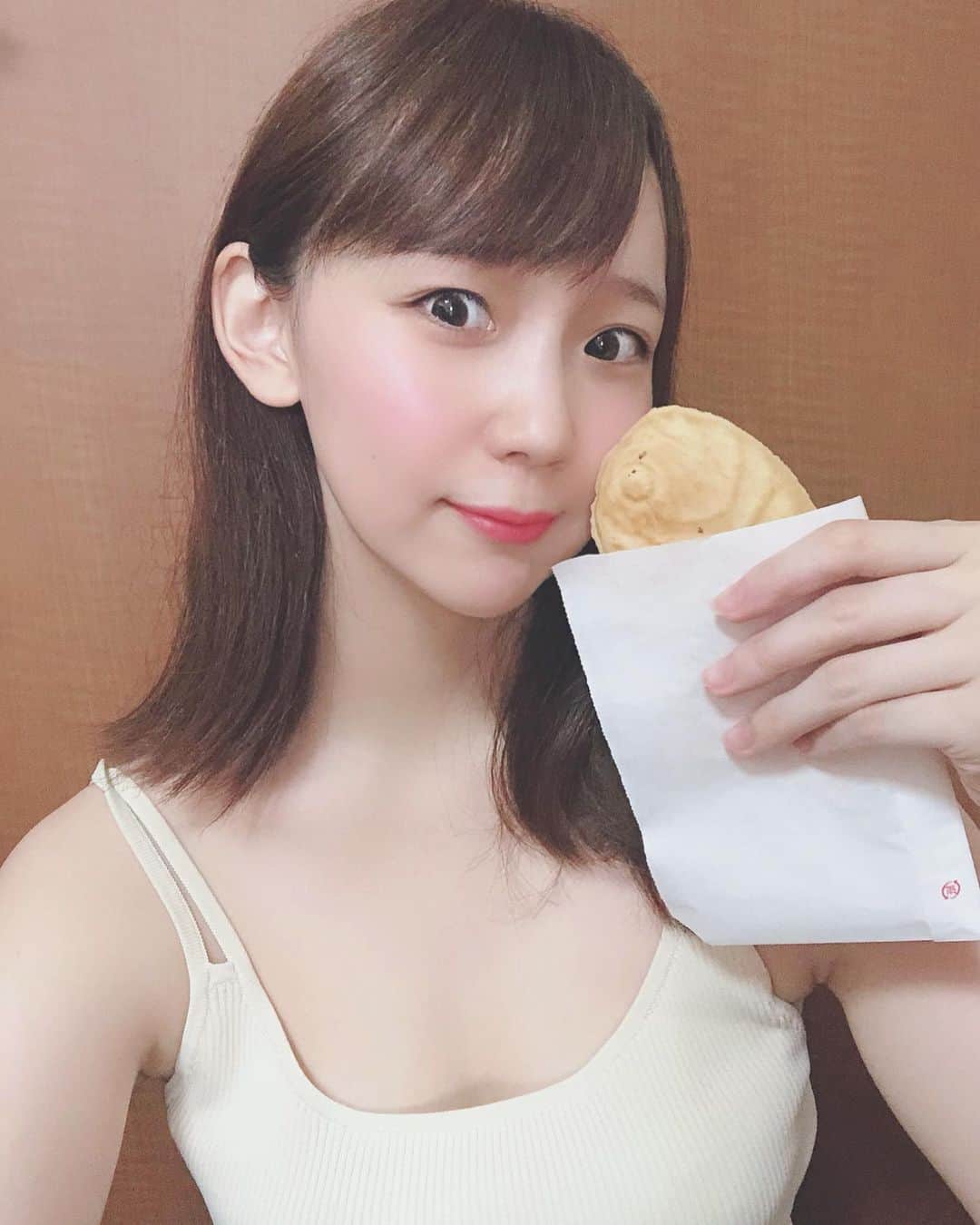 大段舞依のインスタグラム：「﻿ ﻿ たい焼きは、頭からパクッと派です♡﻿ ﻿ ....うそ。かぶりつく派です🥰✌︎😏﻿ ﻿ ﻿ #チートデイ #だから #仕方ない #💕 #たい焼き ﻿ ﻿」