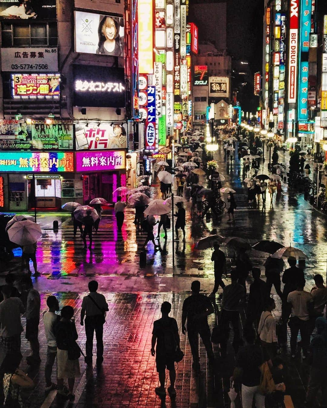 ジョサイア・ハーリーのインスタグラム：「Shinjuku in the rain. #throwbackpic #beforecorona #tokyo #tokyonights #shinjukutokyo」