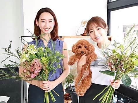 松原汐織のインスタグラム：「with @aya_matsuyama_official  ・ 亜耶ちゃんと久しぶりに @gigi.fleuriste のワークショップへ💗(写真を撮る時のみマスクを外しています。) ・ 今回は初めてのブーケレッスン💐 アジサイ＆エリンジューム＆オーニソガラム＆アルストロメリア＆クルクマ＆グレビレアアイバンホーを使用し、スタイリッシュなブーケ。 ・ 以前からお花は好きでしたが、Stay home期間を経て欠かせない存在に☺️ 自分で束ねたお花だと、より一層愛しく感じます。 少しずつ上達していって、いつか自分が作ったブーケやアレンジメントをプレゼント出来る様に練習していきたいです🌹 ・ #gigifleuriste  #お花のある暮らし #フラワーアレンジメント #ブーケ #アレンジメント」