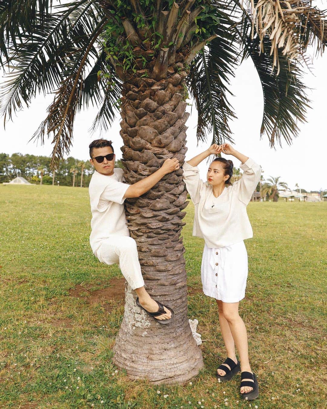 Julia Castroさんのインスタグラム写真 - (Julia CastroInstagram)「🌴🌴🌴 ヤシの木があるだけで映える説。 (優しく掴んでるみたいです) 撮影も何もない日にもコーディは私のコーデと合わせてシミラーコーデしてくれるのが嬉しい。 何気ない時に、あっ今日も色あわせてるやんって気づいてクスッとします。 嬉しい♡ . #JULIDY #fashion #white #whitefashion  #couple #relationship #shonan #japan #boyfriend #girlfriend #palms #summer #summerfashion #similar  #ファッション #夏服 #白コーデ #シミラールック  #シミラーコーデ #カップル #写真 #ヤシの木 #夏 #夏休み #夏コーデ  #休日 #お散歩 #思い出」7月13日 21時47分 - julia.c.0209