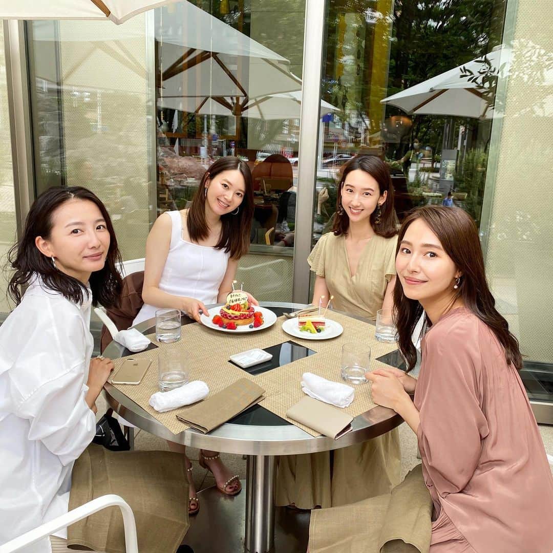橋本まゆのインスタグラム：「幸せすぎたランチ🌿﻿ ﻿ しおりちゃんとランチするつもりで﻿ 待ち合わせ場所に行ったらまさかのサプライズ😳😳😳だいすきな、皆んながいた😭  全然気付かなかったよ。﻿ 私の為にありがとう😭❤️﻿ ﻿ こうして久しぶりに会うと話が尽きないよね﻿ 楽しい時間はあっという間。﻿ あぁ幸せ❤️﻿ ﻿ そしてしおりちゃん、お誕生日おめでとう🎂﻿ プレートお願いしたのに何も書かれて無くてごめんね。﻿ ﻿ #ランチ#婦人会#感謝#サプライズ#マタニティ#マタニティライフ﻿」