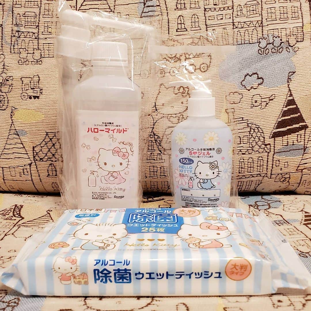 のインスタグラム：「お気に入りの除菌グッズ❤   To protect ourselves, use hand sanitiser products properly!  #ハローキティ #サンリオ #キティラー #キティ活 #ピューロアンバサダー #ハロスイアンバサダー #HelloKitty #Sanrio #HelloKittyLover」