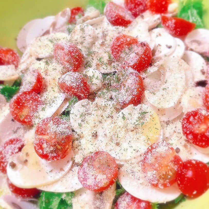 栗田萌のインスタグラム：「🥗🥗🥗 マッシュルームは生で食べるのが好き💕  わさび菜、ミニトマト、ホワイトマッシュルーム トリュフオイル ハーブソルト🧂🌿 パルメザンチーズ🧀 ブラウンマッシュルームのほうが味に深みが出たかな〜😚 #サラダ #マッシュルーム」