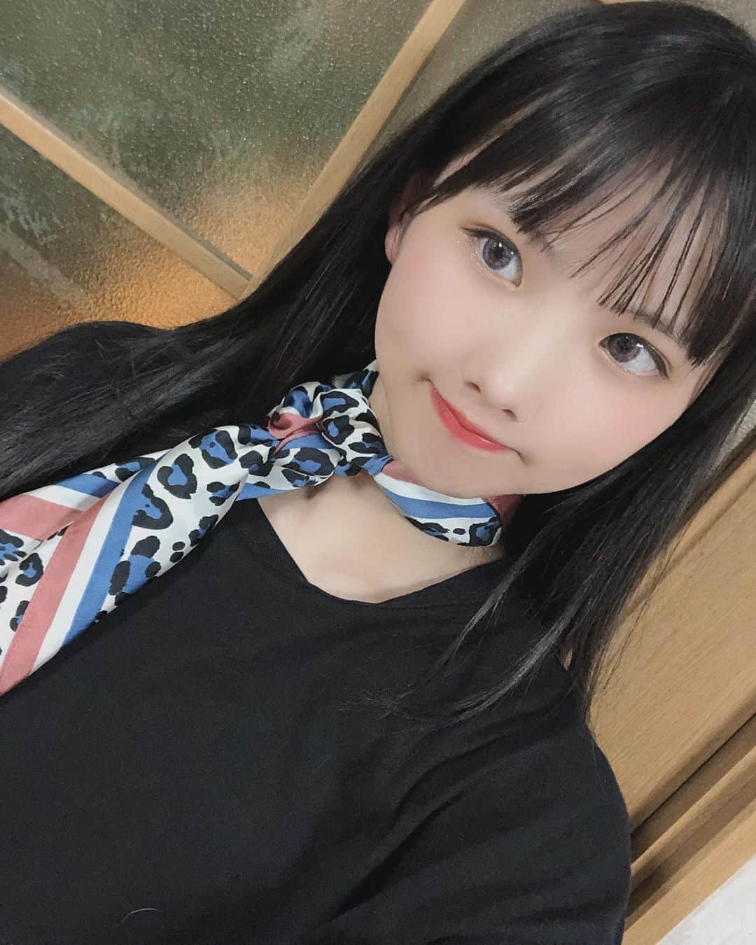 中野みやびのインスタグラム：「すかーふ  #スカーフ #ヒョウ柄 #pink #ピンク #blue #青 #可愛い #cute #お洒落 #お気に入り #服 #小物 #scarf #キャビンアテンダント #cabinattendant #飛行機 #wawawa #みやび」