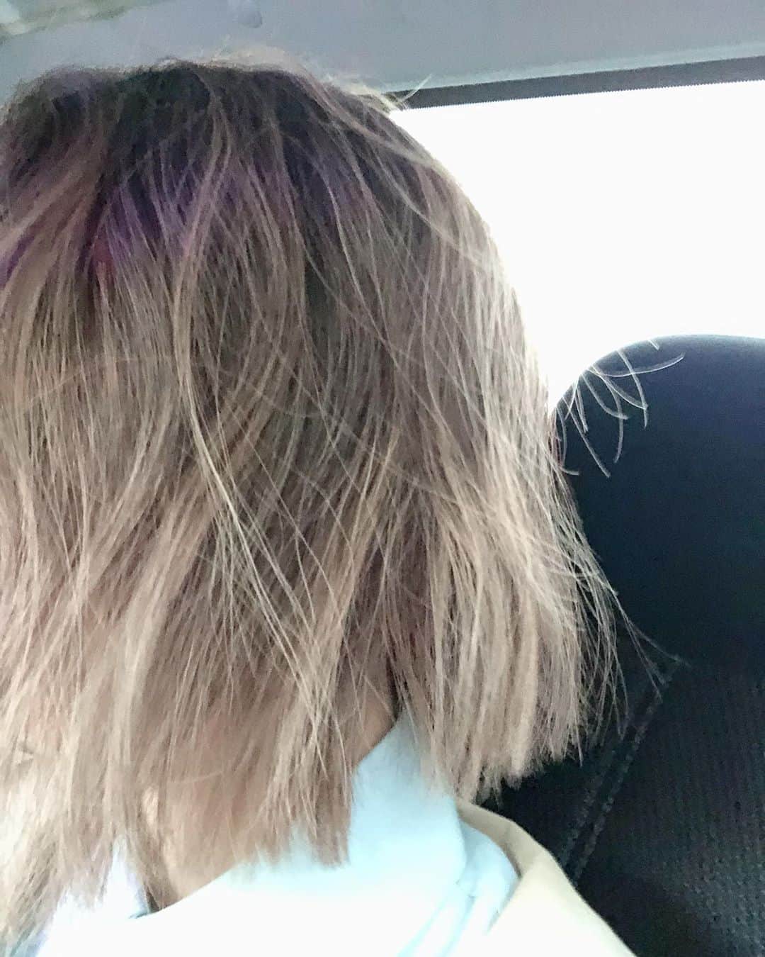 佐々木千絵のインスタグラム：「ヘアサロンがコロナで自粛するギリギリ一日前にカラーして、ほぼ誰とも合わずに終わった　久々のハイトーン。(もう自分で色入れちゃったんだけど) 気に入ってたのでアップします。  ハイライトでホイルを100枚以上使って細かく入れてもらったカラー  LAで今人気のあるハイライトの入れ方でやってくれたみたい。 アメリカのハイライトは勉強になった技術の一つ。  今またLAのヘアサロンがロックダウンしたって💦何とかこの状況を早く乗り切りたいね😢  #カラー#ヘア#ハイライト#ブリーチ#ヘアスタイル」