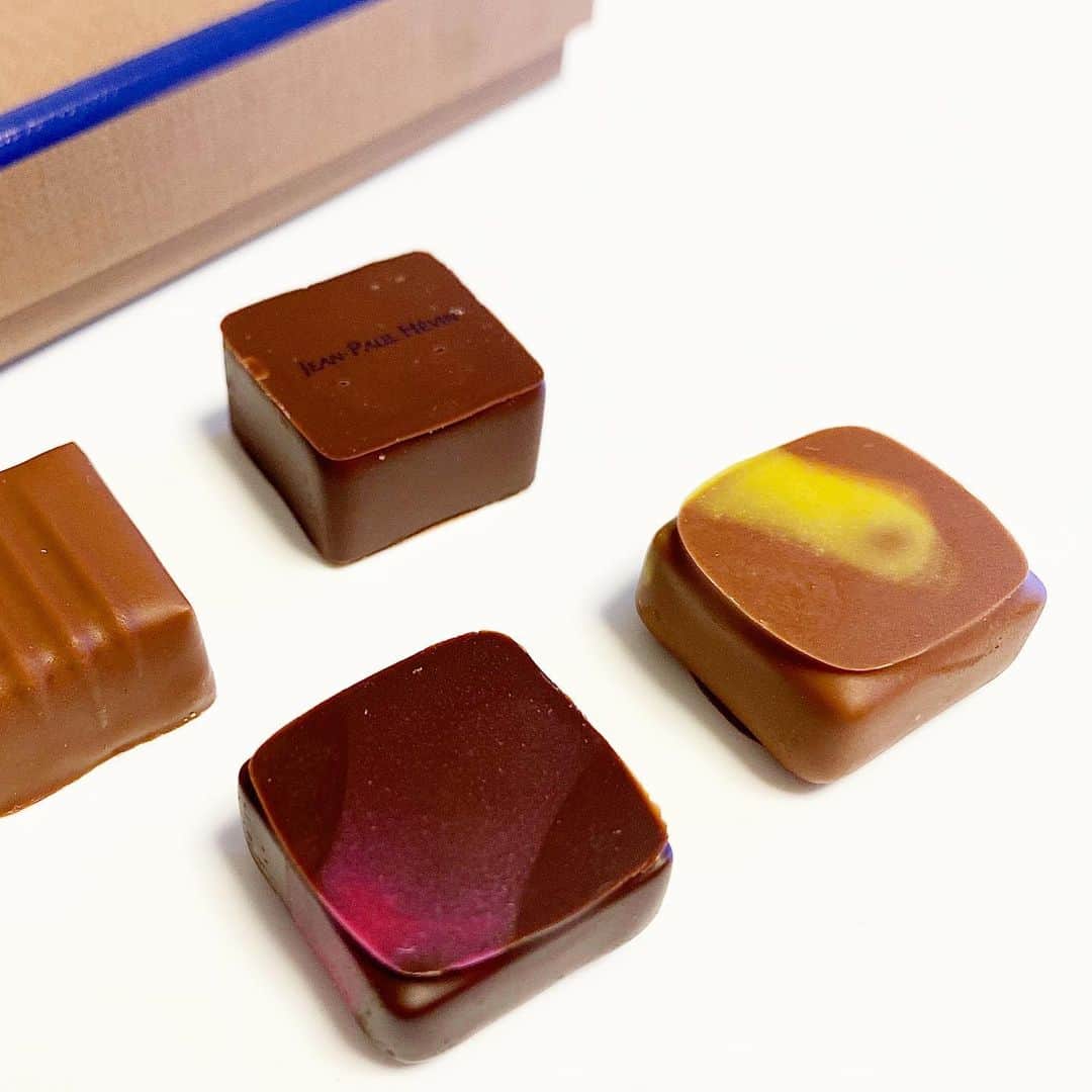 市川歩美さんのインスタグラム写真 - (市川歩美Instagram)「ジャン＝ポール・エヴァンから夏の限定ショコラが登場しています。  新作がおいしーーい😍！  「エタンセル ジョーヌ」（パッションフルーツの二層仕立てのショコラ）には、特に感動😍（黄色）  花火をイメージしたという「エタンセル ルージュ」（赤色）はフランボワーズを使った二層。  あーーー美味しかった！感動しました🌟  #ilovechocolate  #chocolat #chocolatelovers  #chocolate #チョコレート #チョコレート大好き #チョコレート好き #ショコラ #チョコレート好きと繋がりたい #チョコレートケーキ #カカオ #cacao #chocolatebonbons #bonbonchocolat #JeanPaulHévin  #ジャンポールエヴァン  #jeanpaulhevin #夏ショコラ#夏チョコ #おうちチョコ」7月13日 22時11分 - ayumichocolat