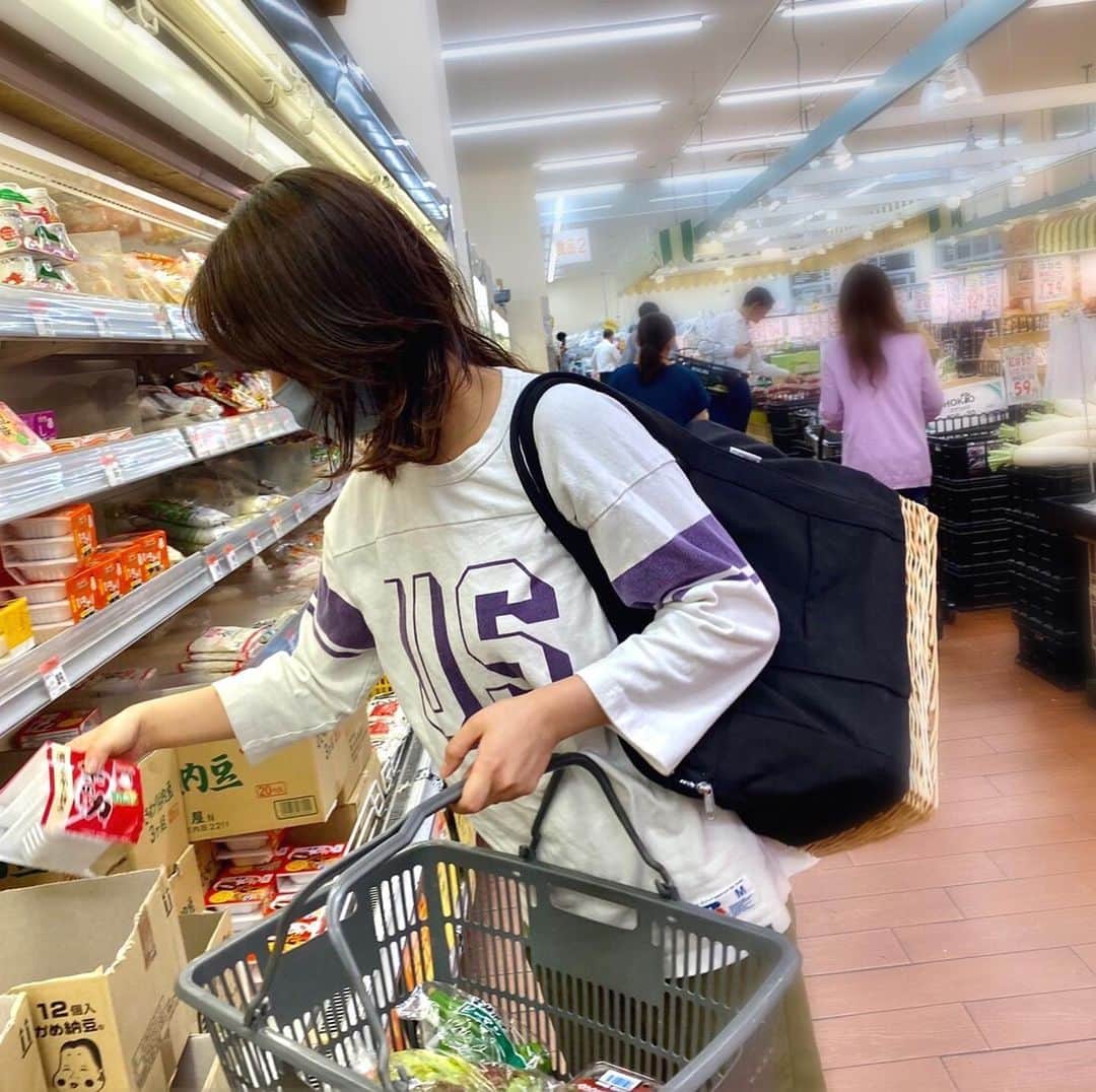 のインスタグラム：「大好きなお姉さま方からプレゼントしていただいたマイバッグでお買物です。可愛いバッグでテンションあがります〜！ しかもこのバッグだけではないという👏🏻✨ ちなみにこの日は納豆の日で 納豆買っている様子です。  ちなみにご安心ください、こちらのスーパーは自宅の周辺ではございません😆🤲 ♫ 個人情報〜！だめだめw  #マイバッグ #お買物バッグ #スーパーで買い物  # 丁寧には暮らせない  ルーシーさんコガ☆アキさん、サンクスモニカ、サンキューベリーマッチでぇ〜す！！❤️🥺」